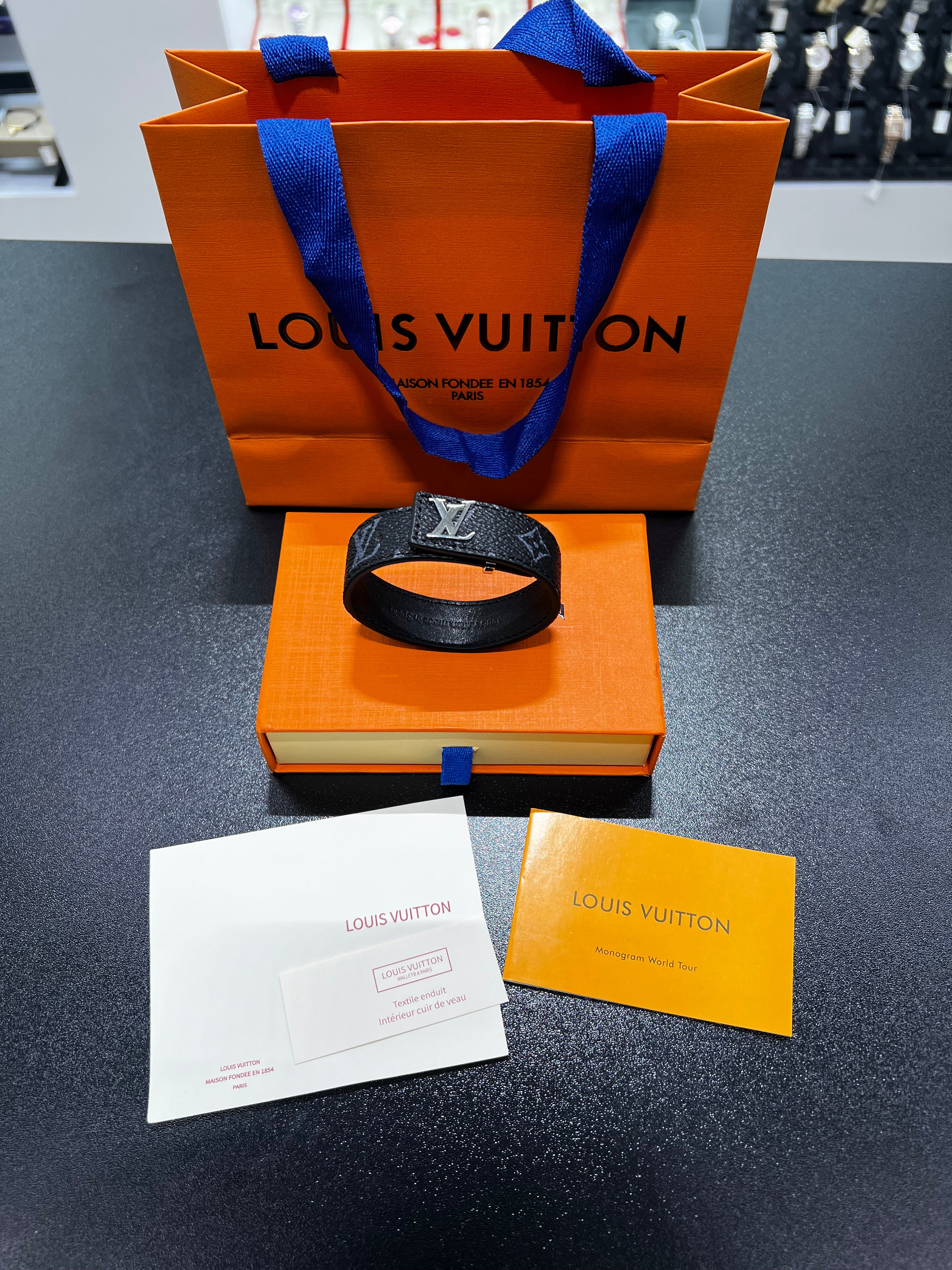 حزام يد  جلد LV ازرق