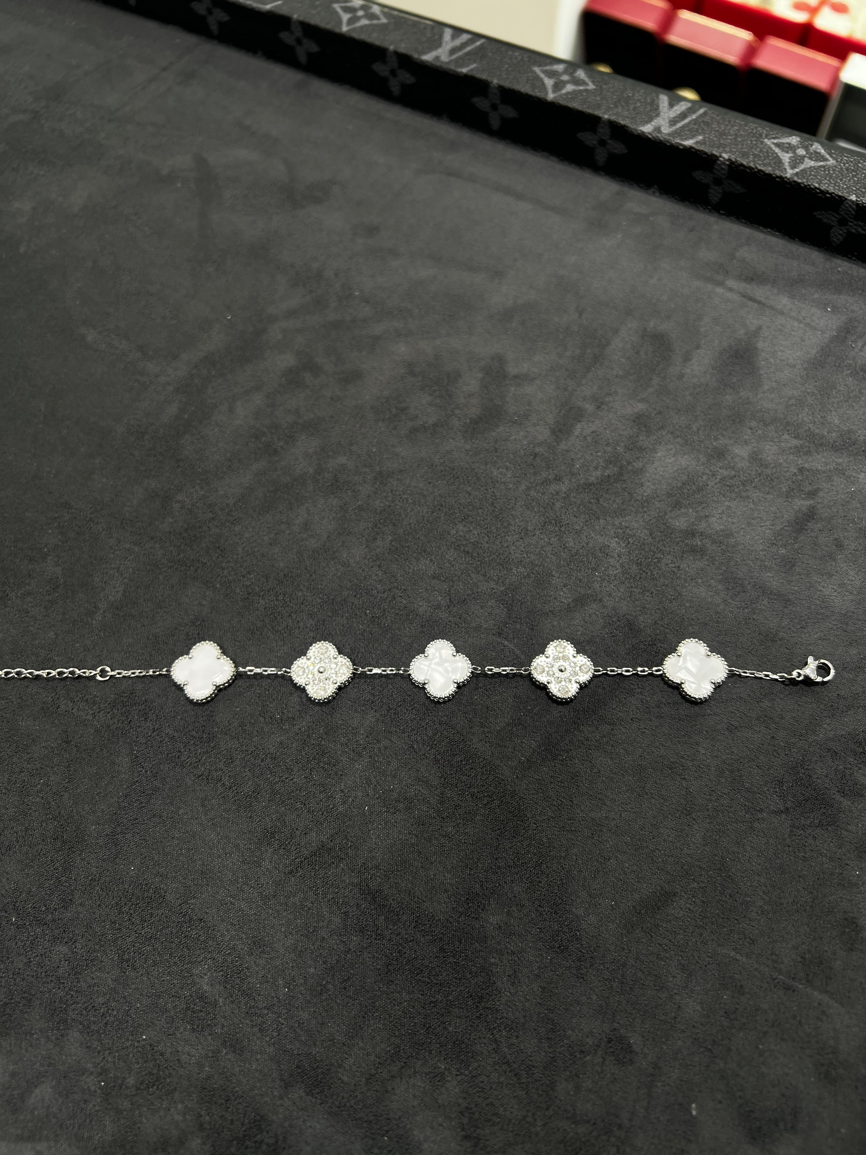 انسيال فان كلييف ابيض مرصع