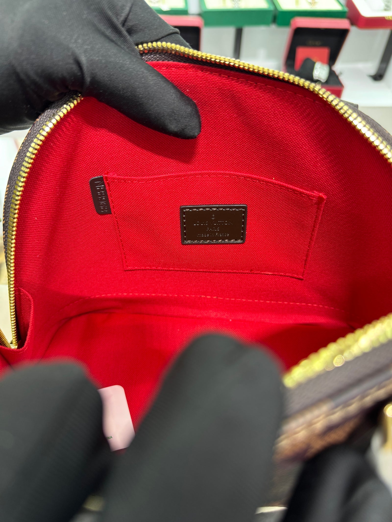 حقيبة الما BB – داميي إيبان بشكل القبة
Alma BB – Damier Ébène Dome Bag