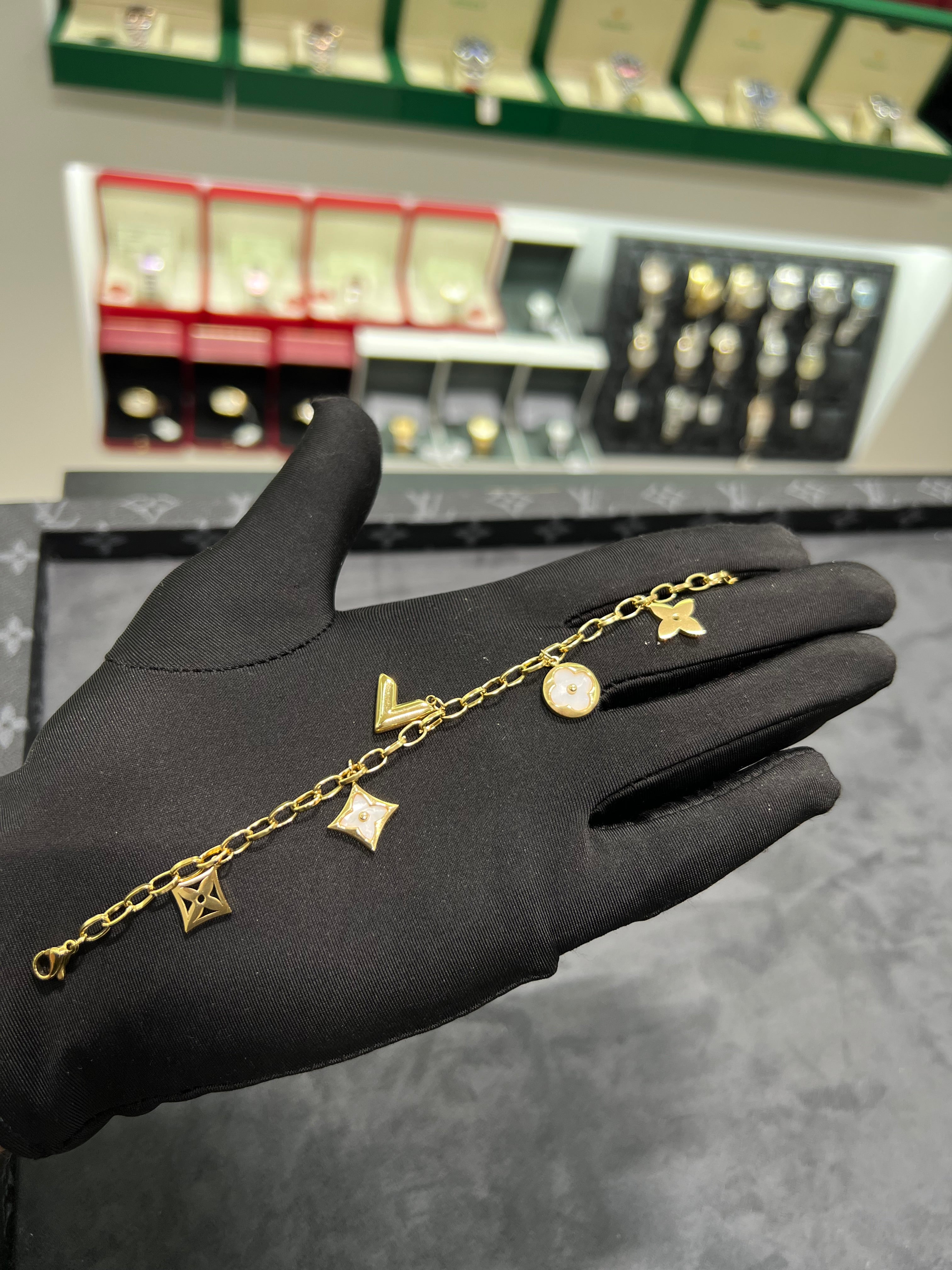 انسيال LV حرف V قرابيج