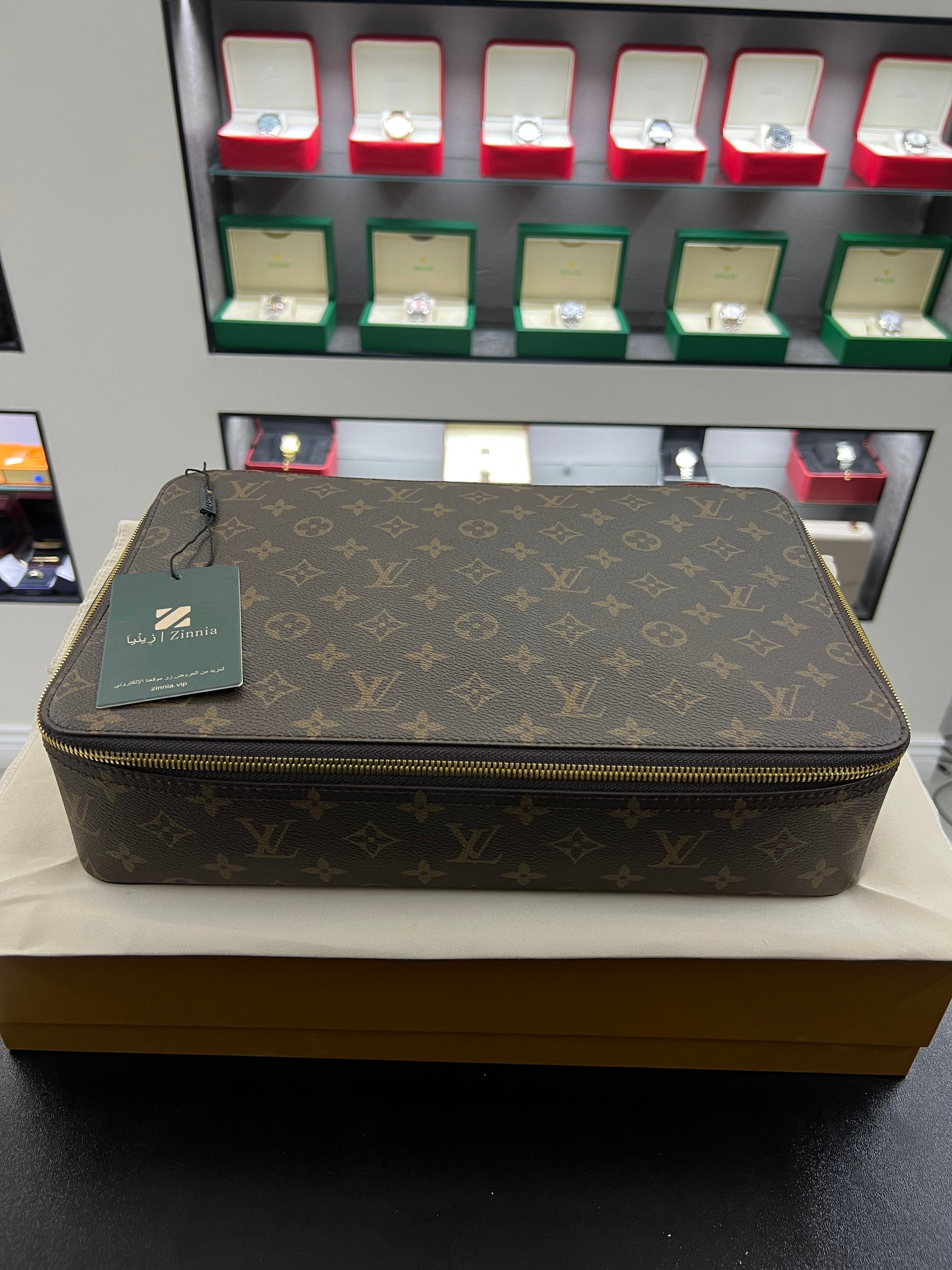 منظّم مونوجرام بسحّاب محيطي
Monogram Zip Organizer – Fits Laptop