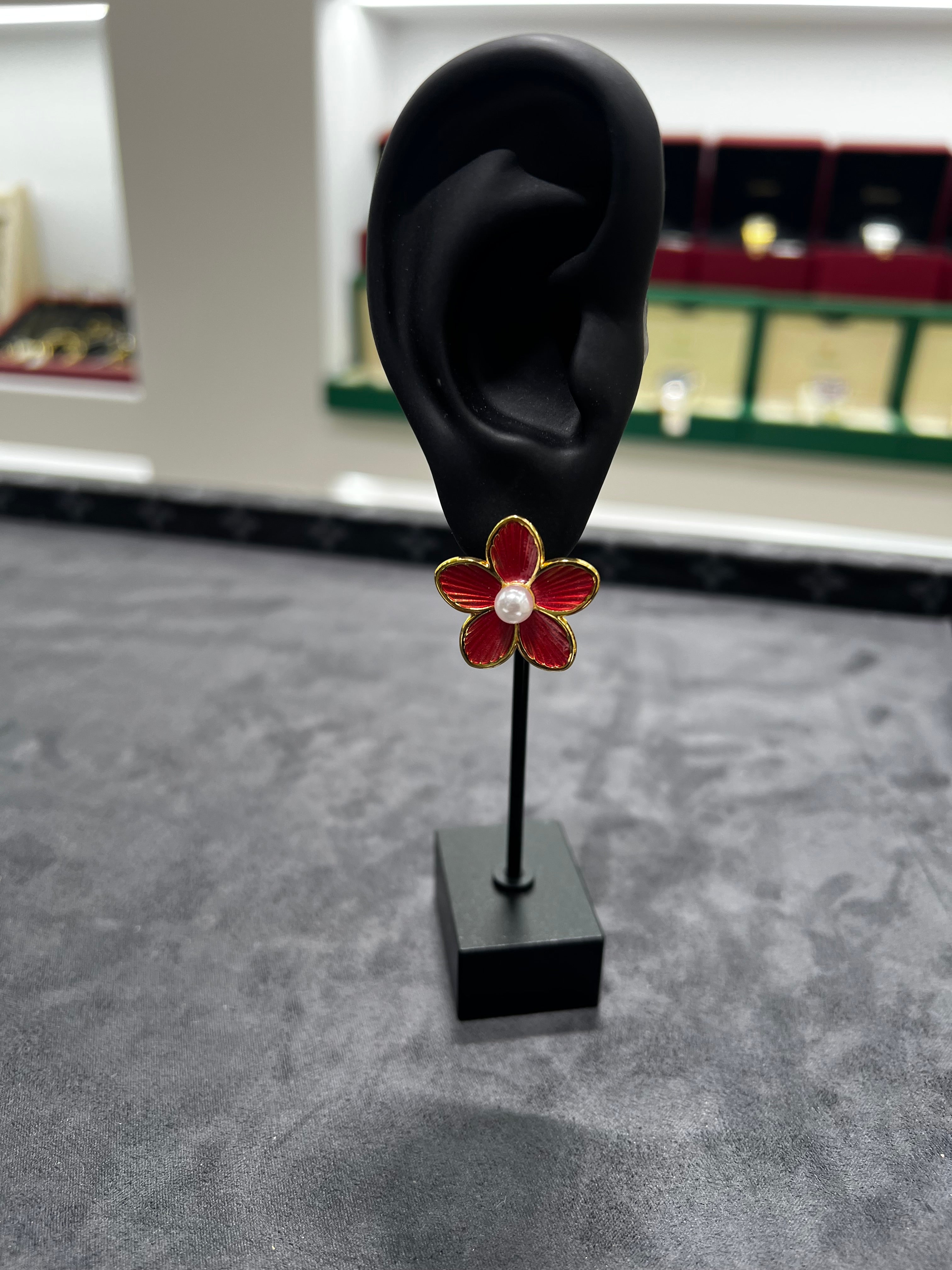 اقراط اذن الورده الحمراء