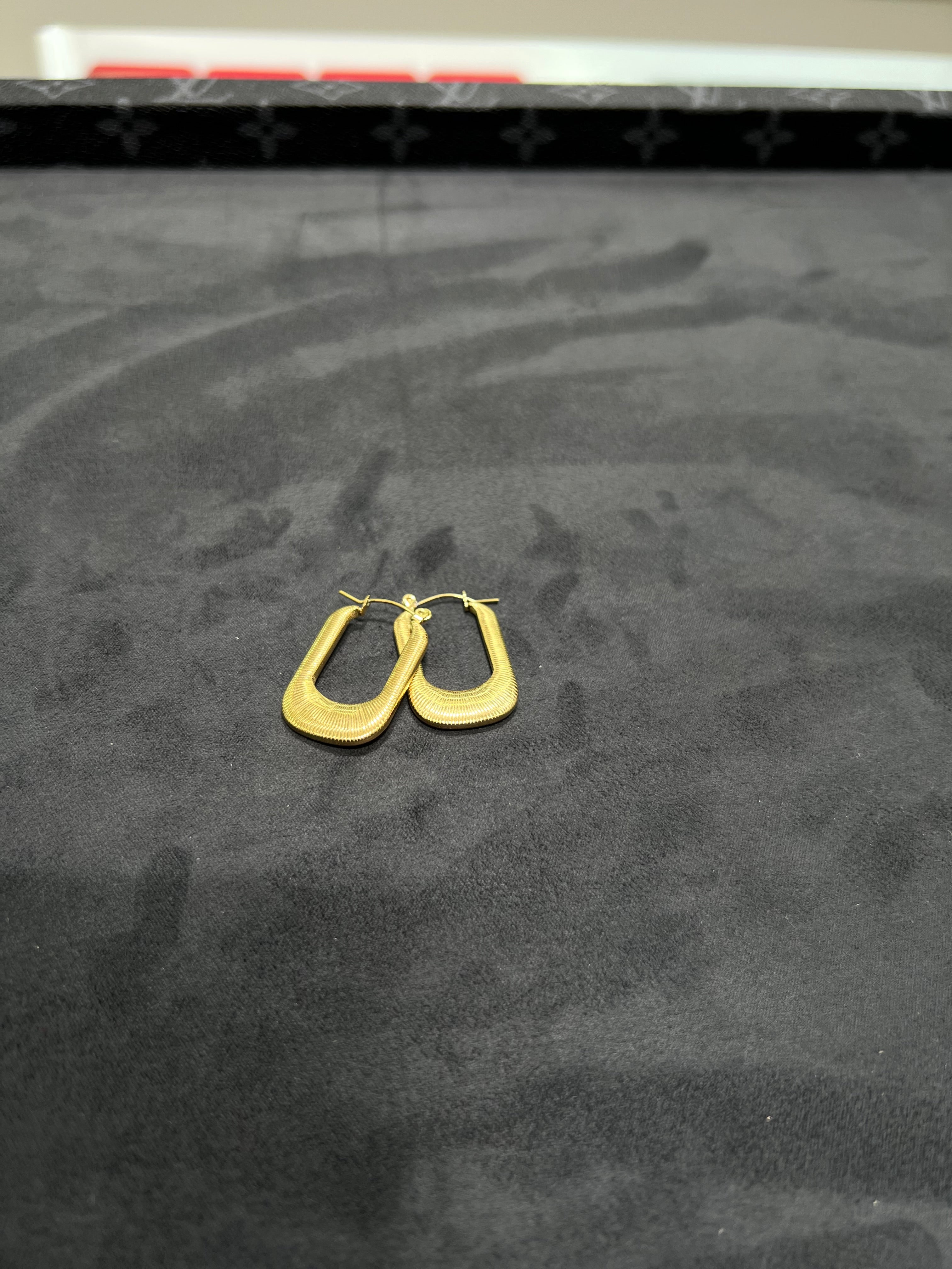 اقراط اذن المستطيل