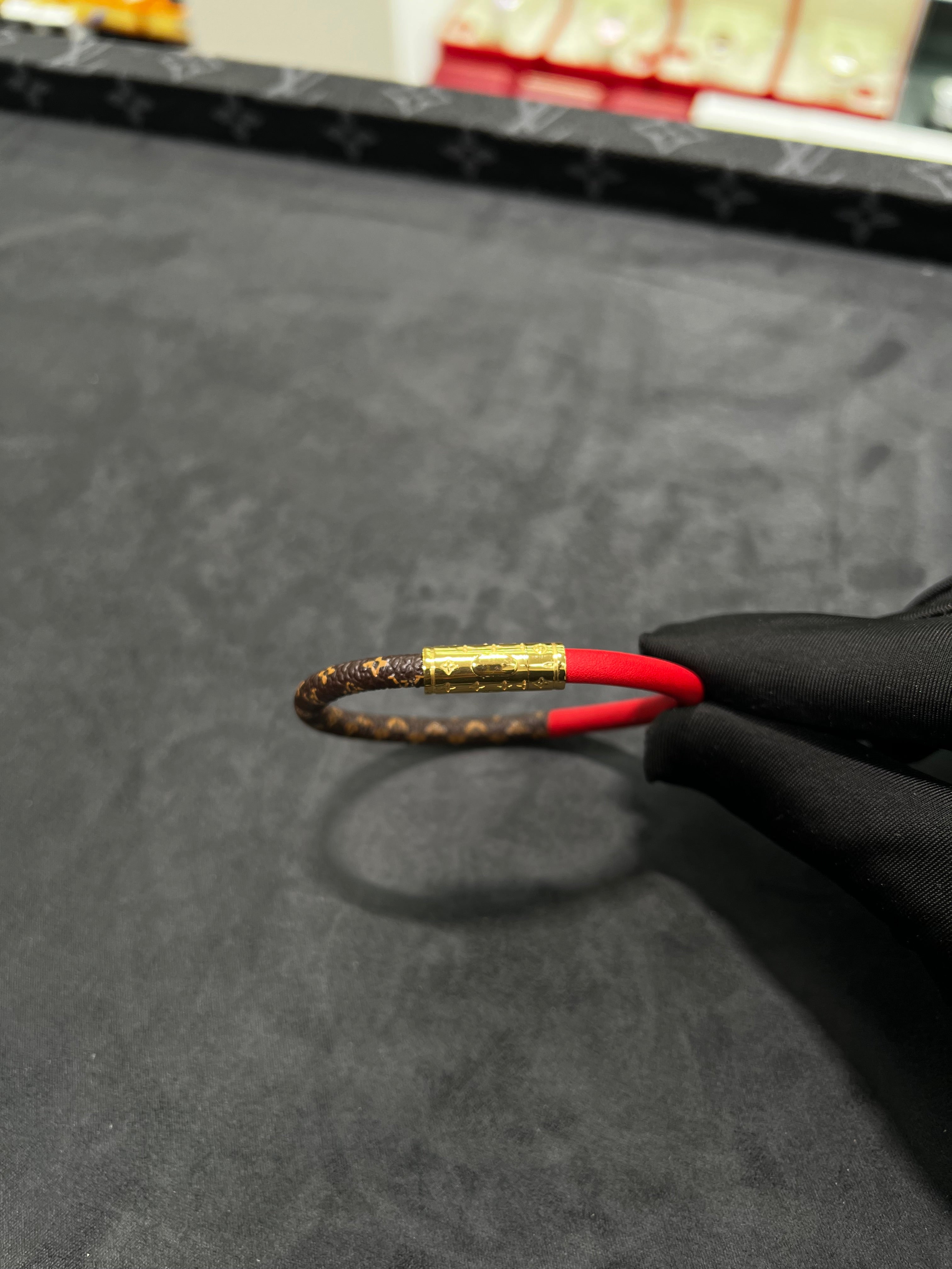 سوار جلد LV احمر في البني