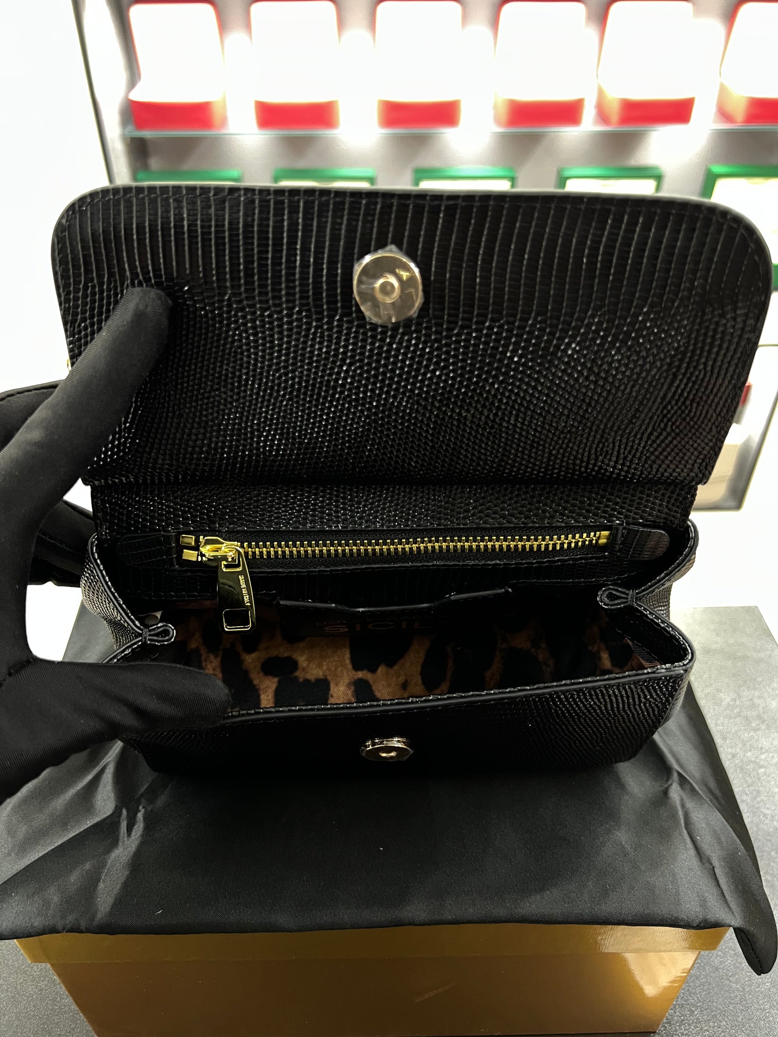 حقيبة سيسيلي صغيرة سوداء بنقشة جلد السحلية
Sicily Small – Black Lizard-Print