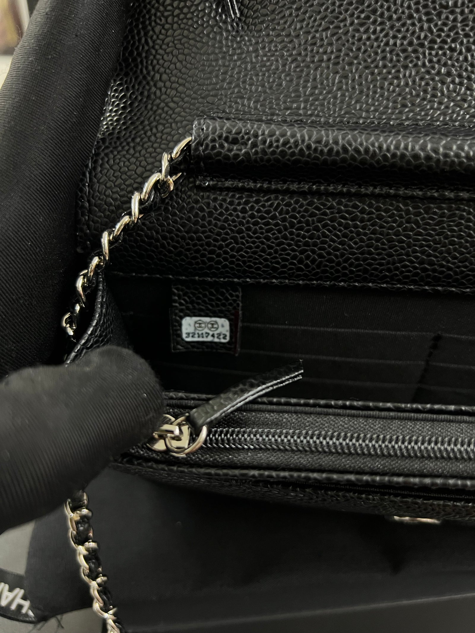محفظة بسلسلة WOC – أسود كافيار
Wallet on Chain – Black Caviar