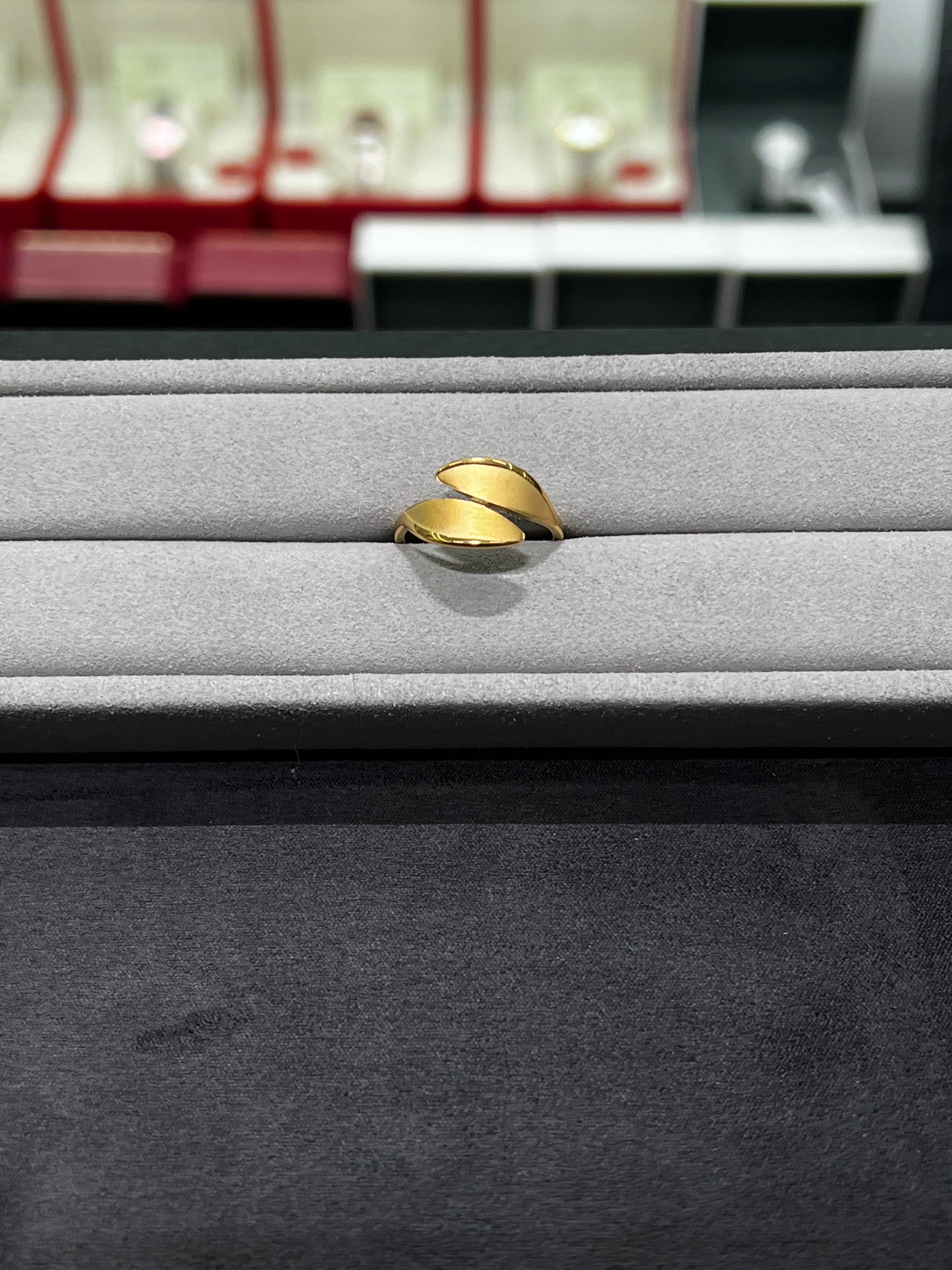 خاتم ورقتين الذهبيتين