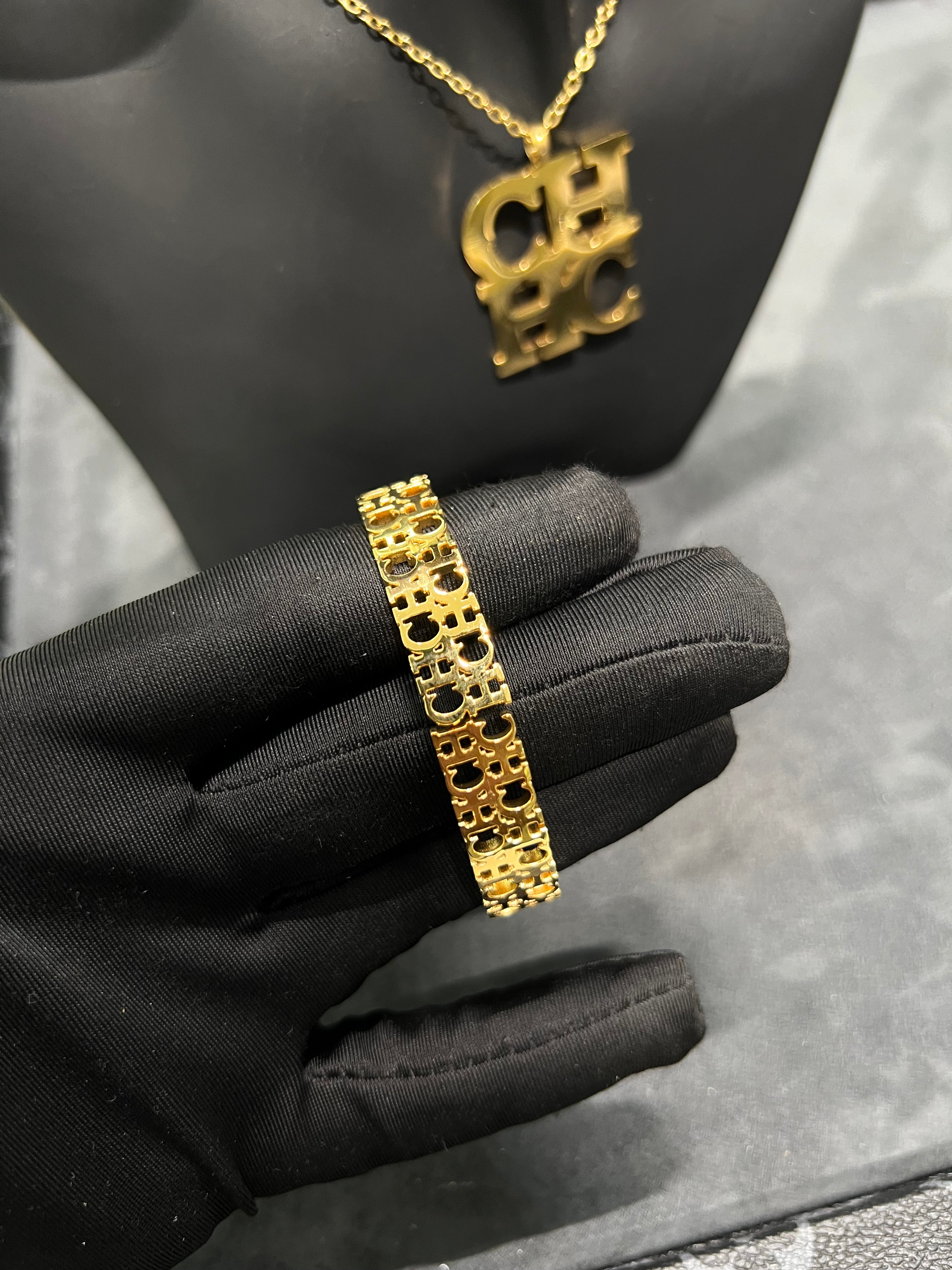 طقم Ch الشعار الكبير