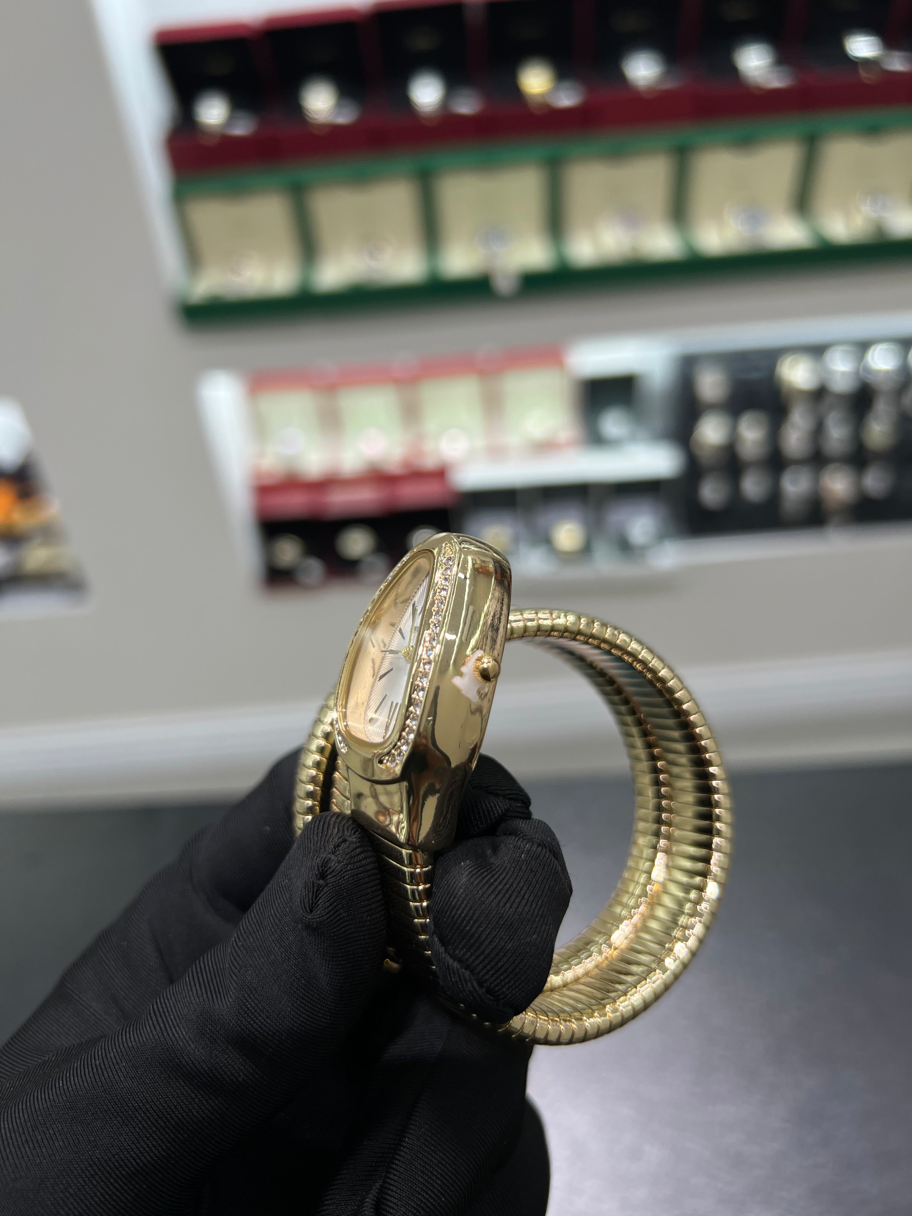 Serpenti watch in gold من دون علبه)