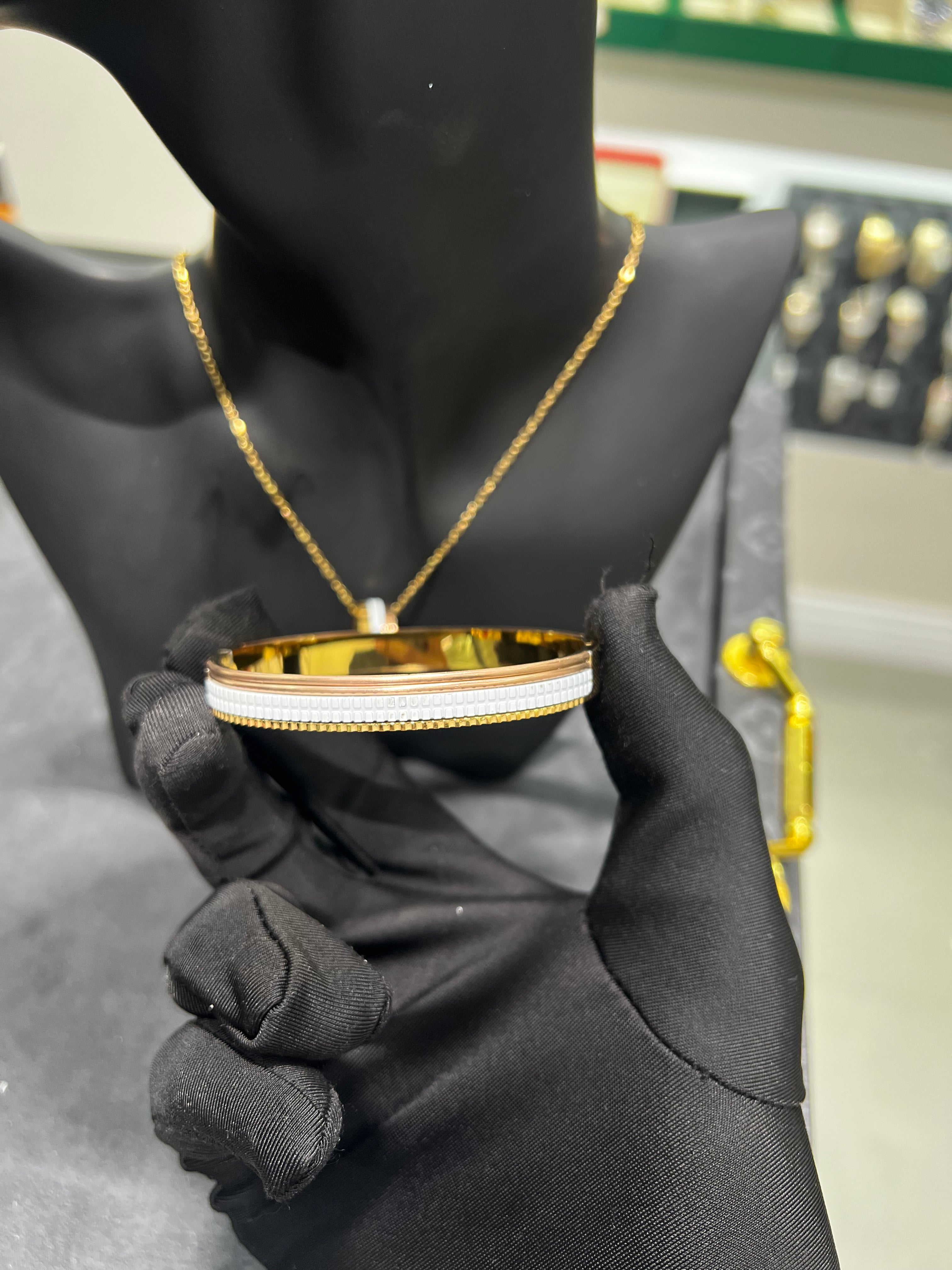 طقم بوشرون ابيض