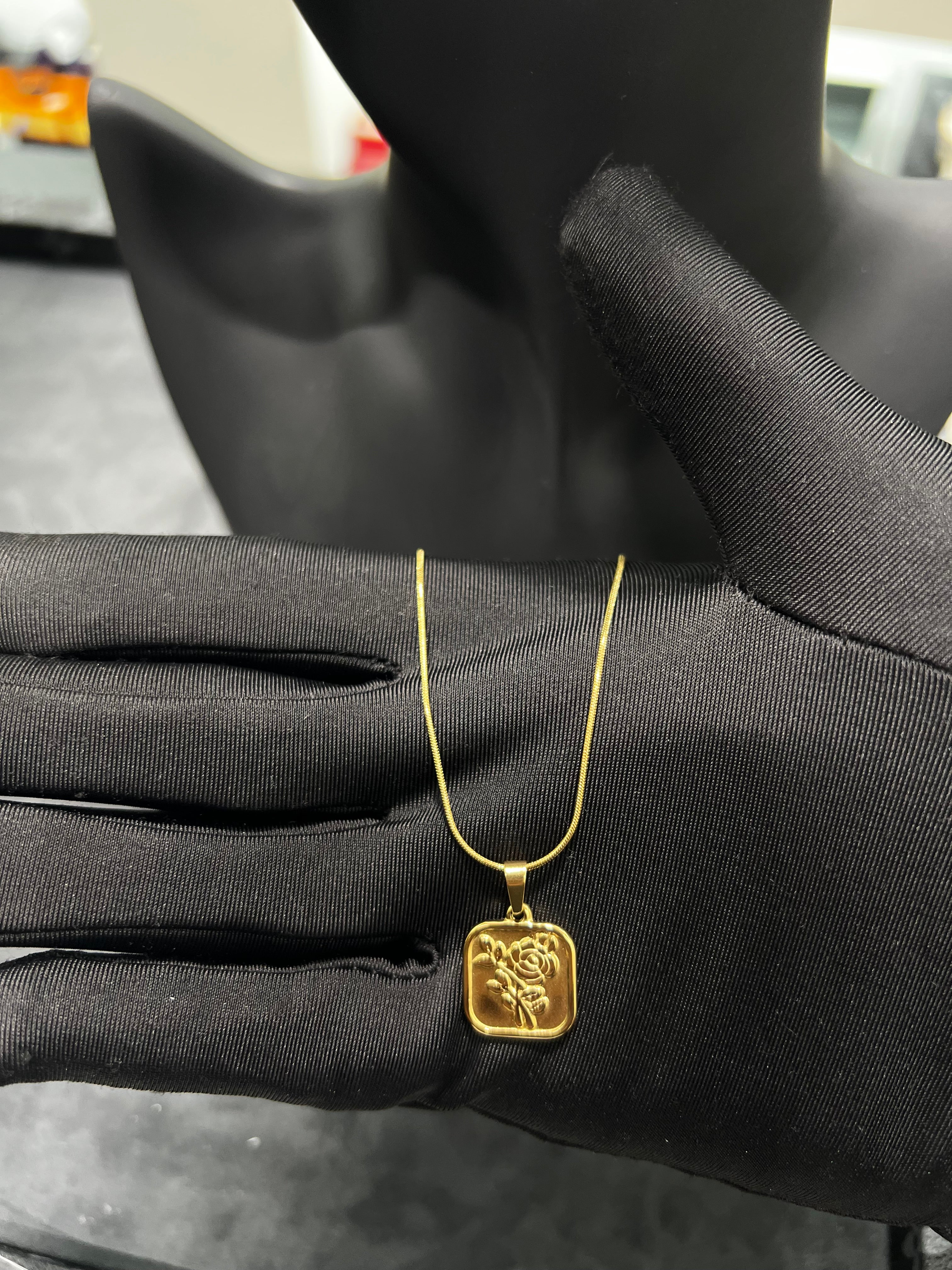 سلسال الورده الذهبيه المربع