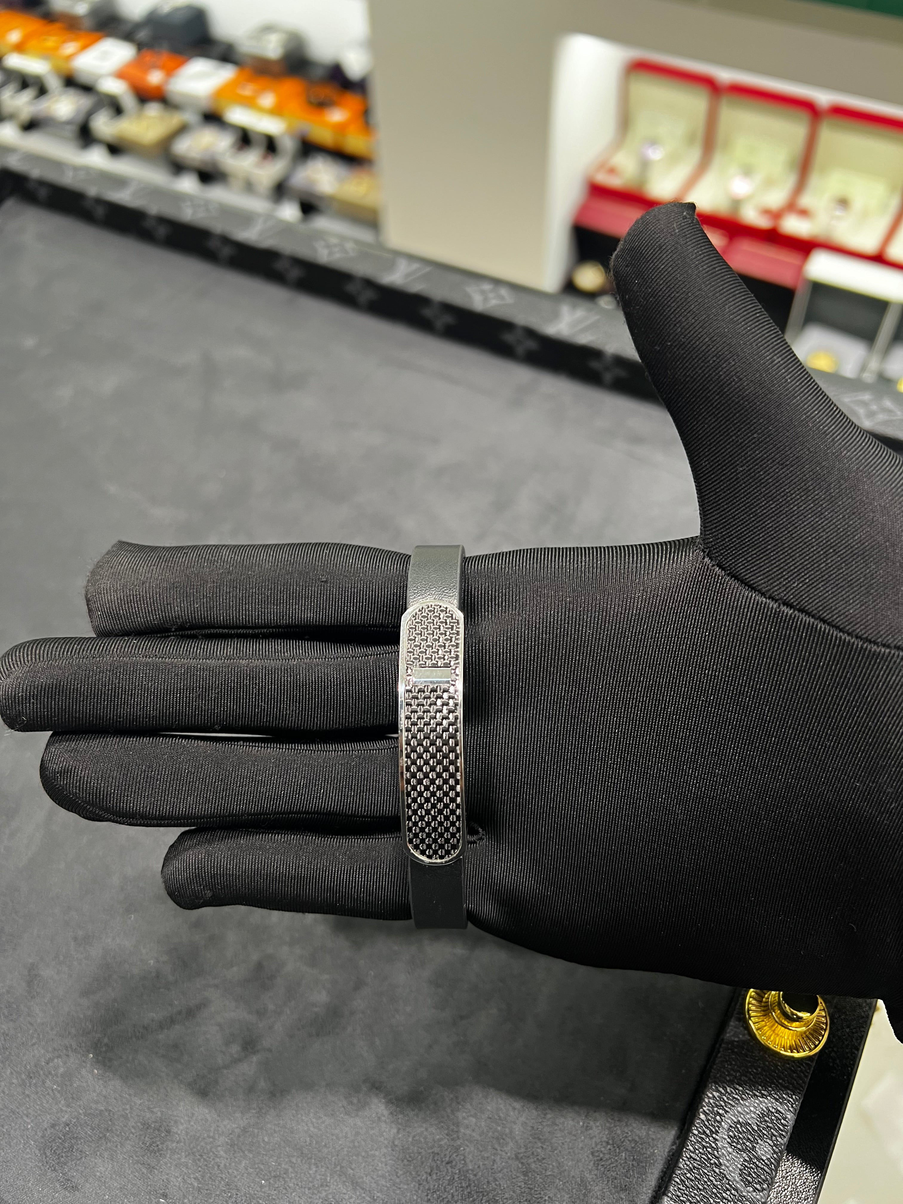 سوار جلد الاسم اسود