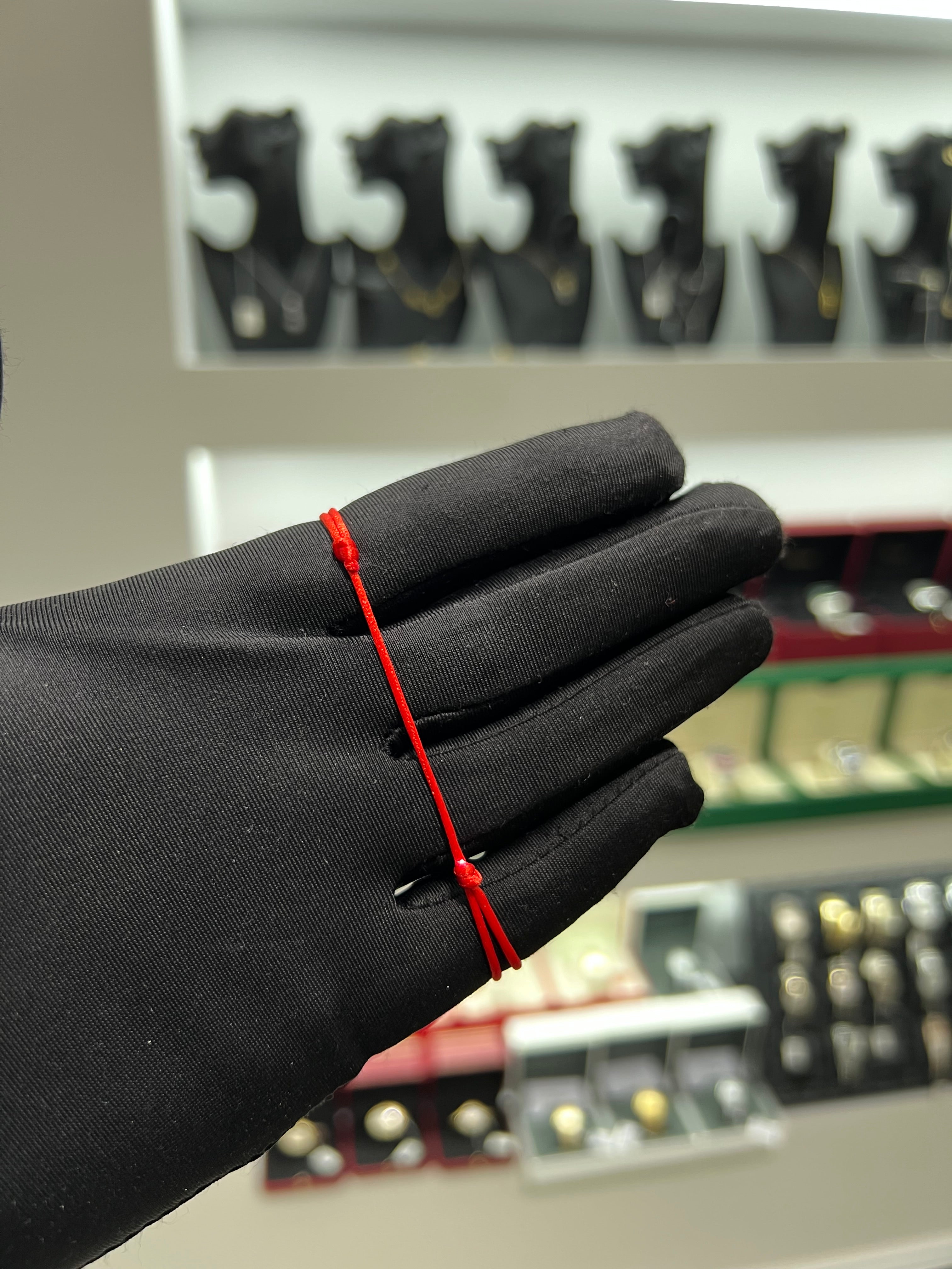 سوار خيط لويفي احمر