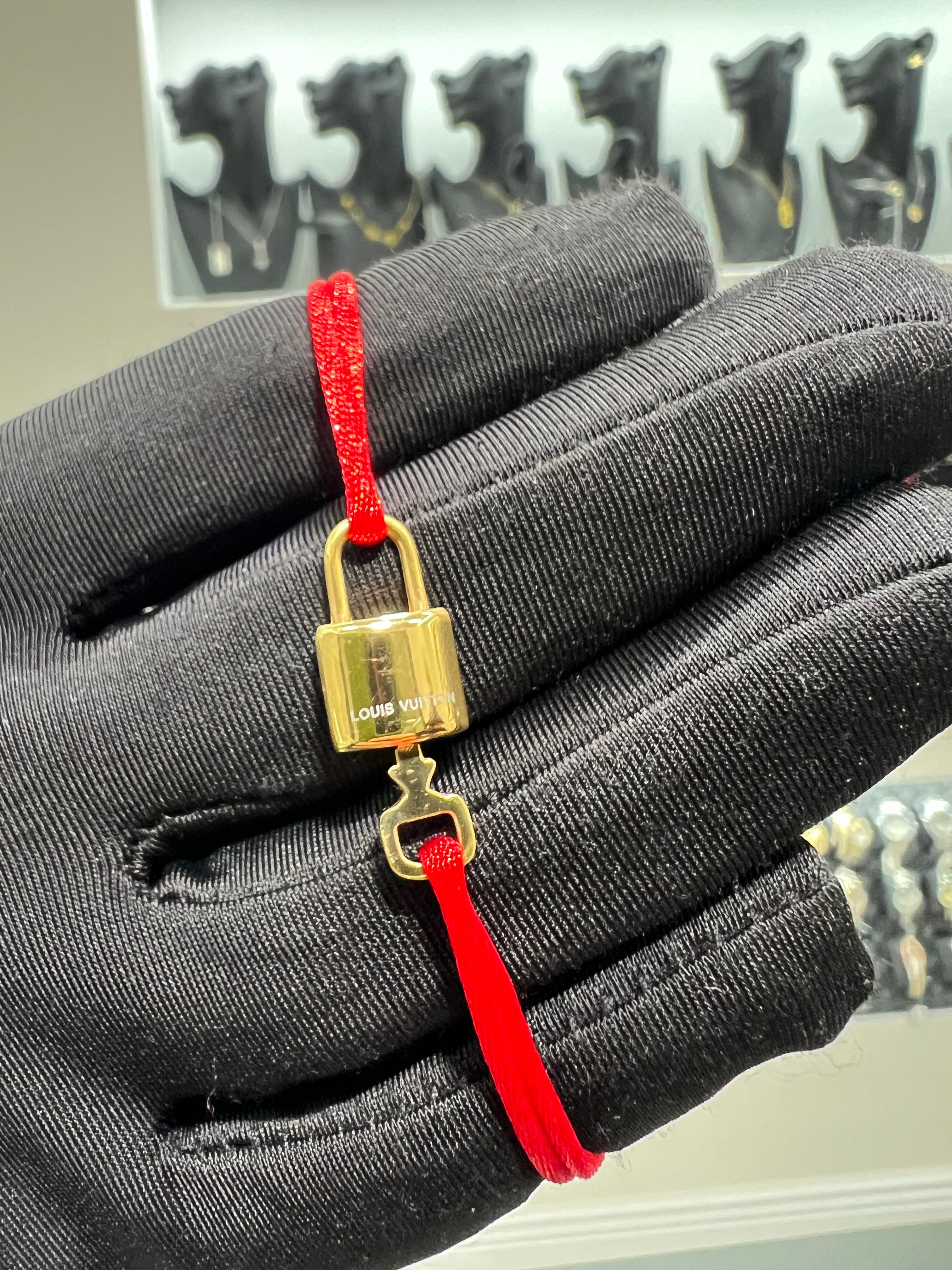 سوار خيط لوي فيتون قفل احمر