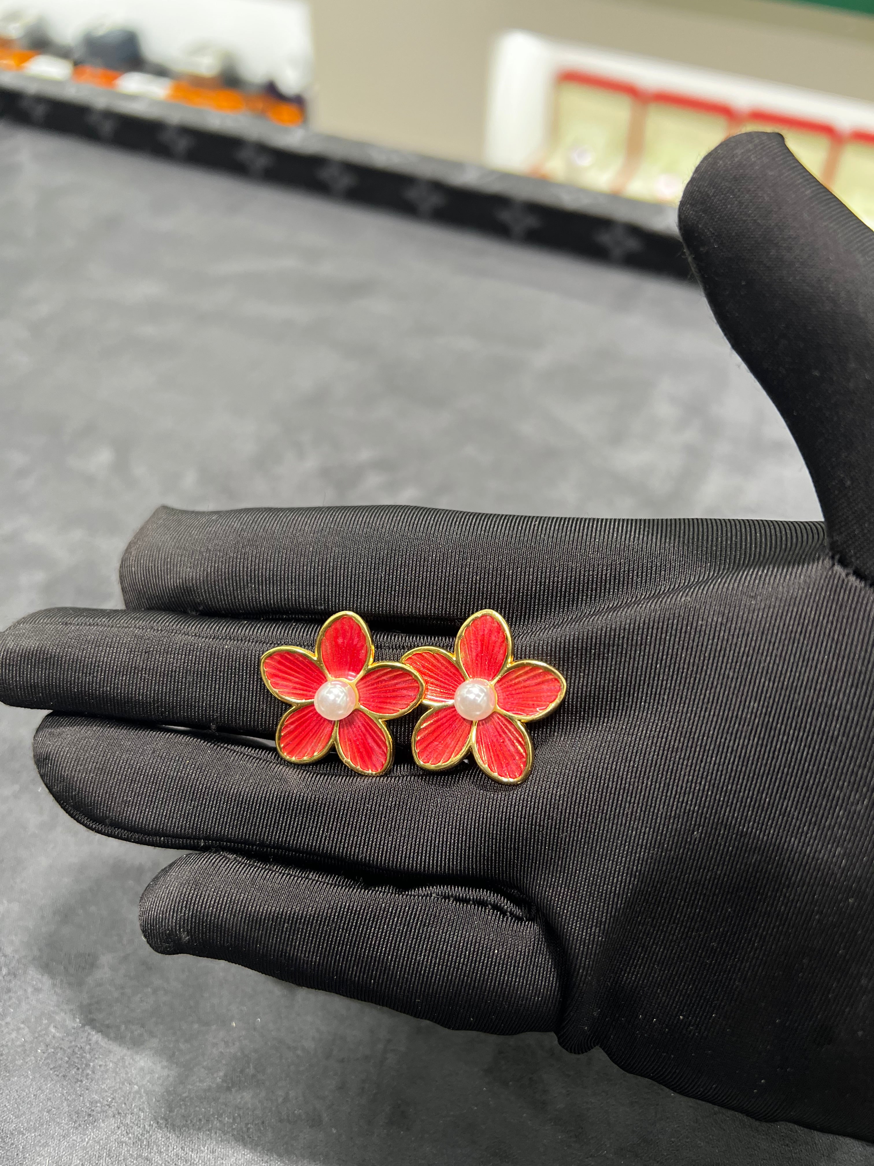 اقراط اذن الورده الحمراء