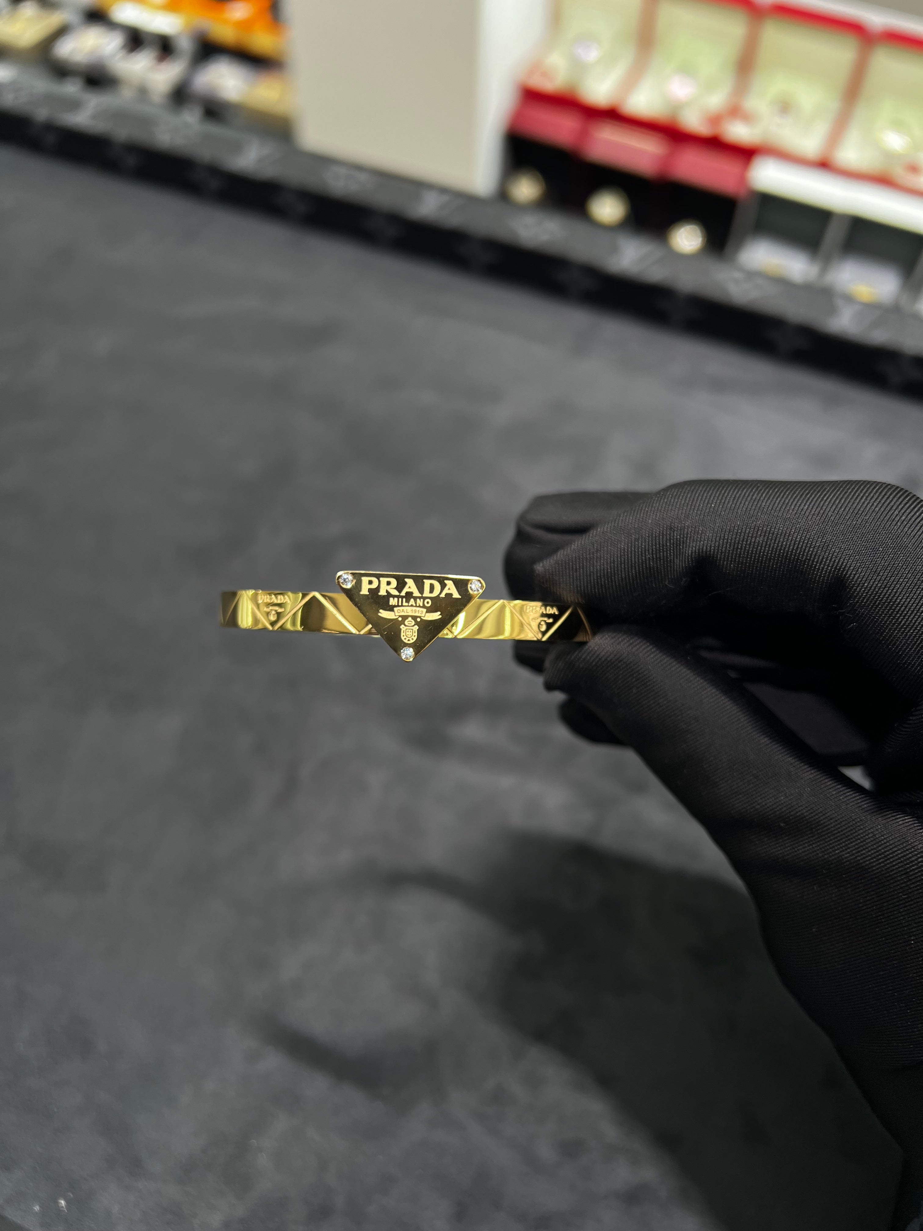 سوار PRADAالذهبي