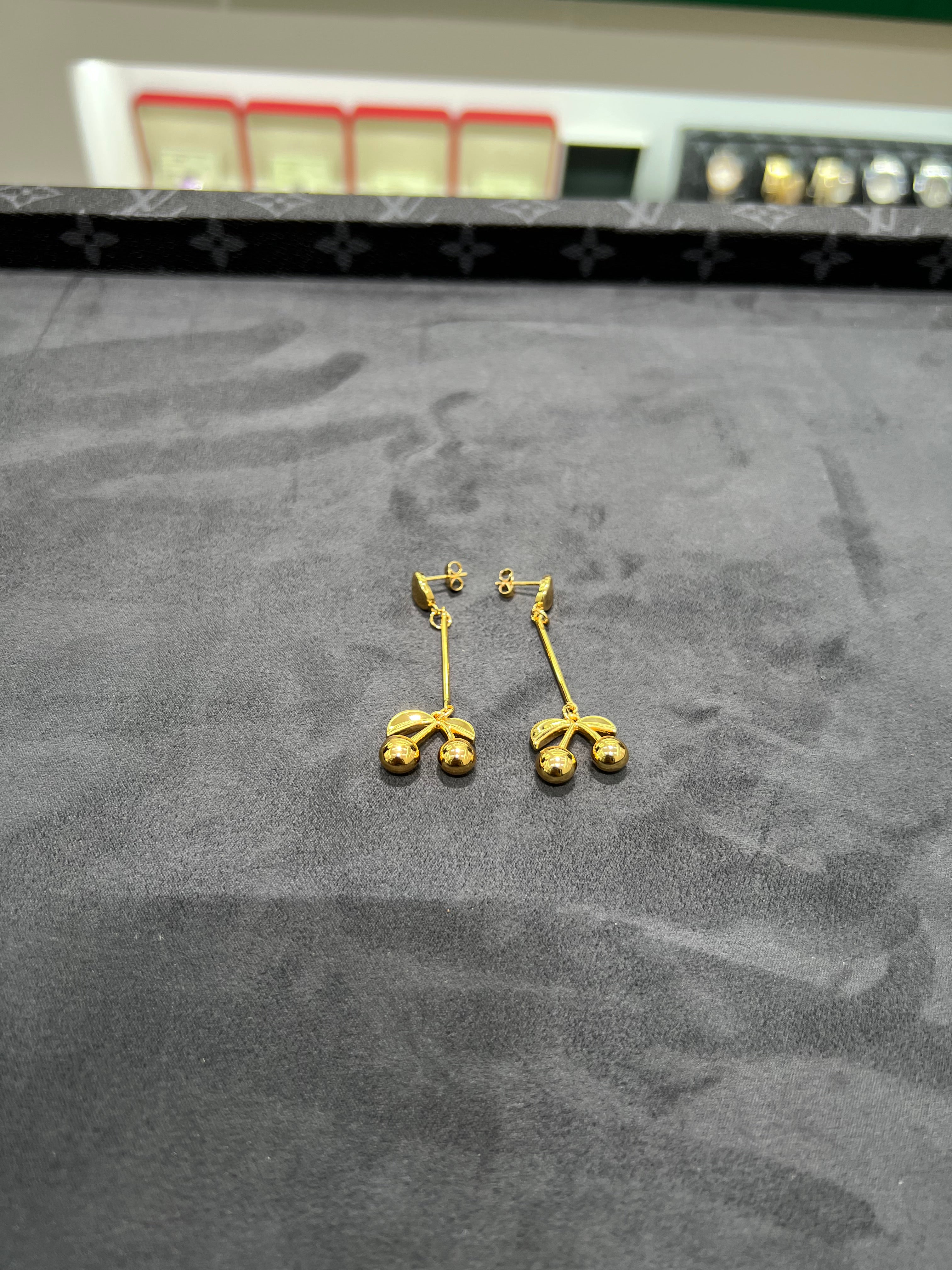 أقراط أذن الكرزه الذهبيه