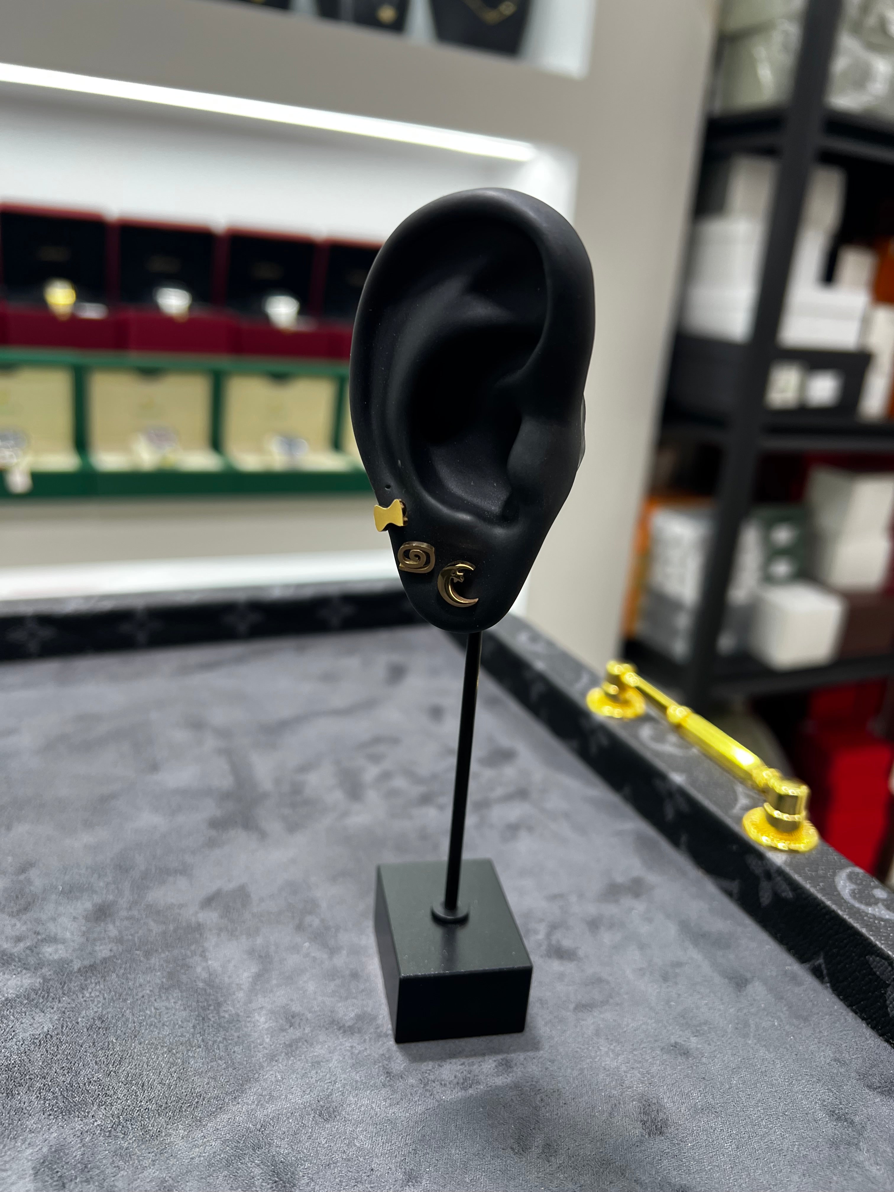 أقراط التلاثيات الهلال