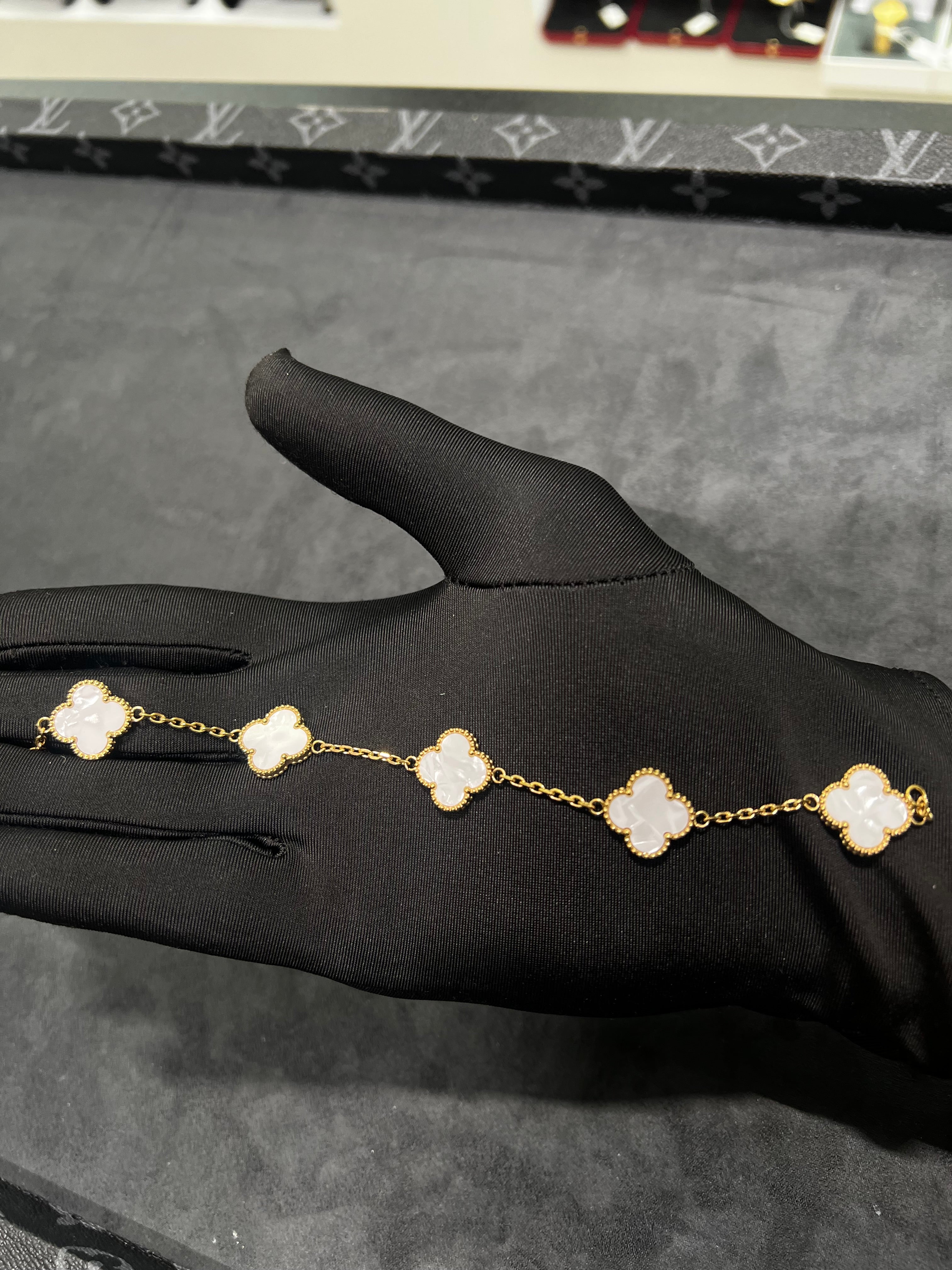 فان كلييف لامبرا ابيض