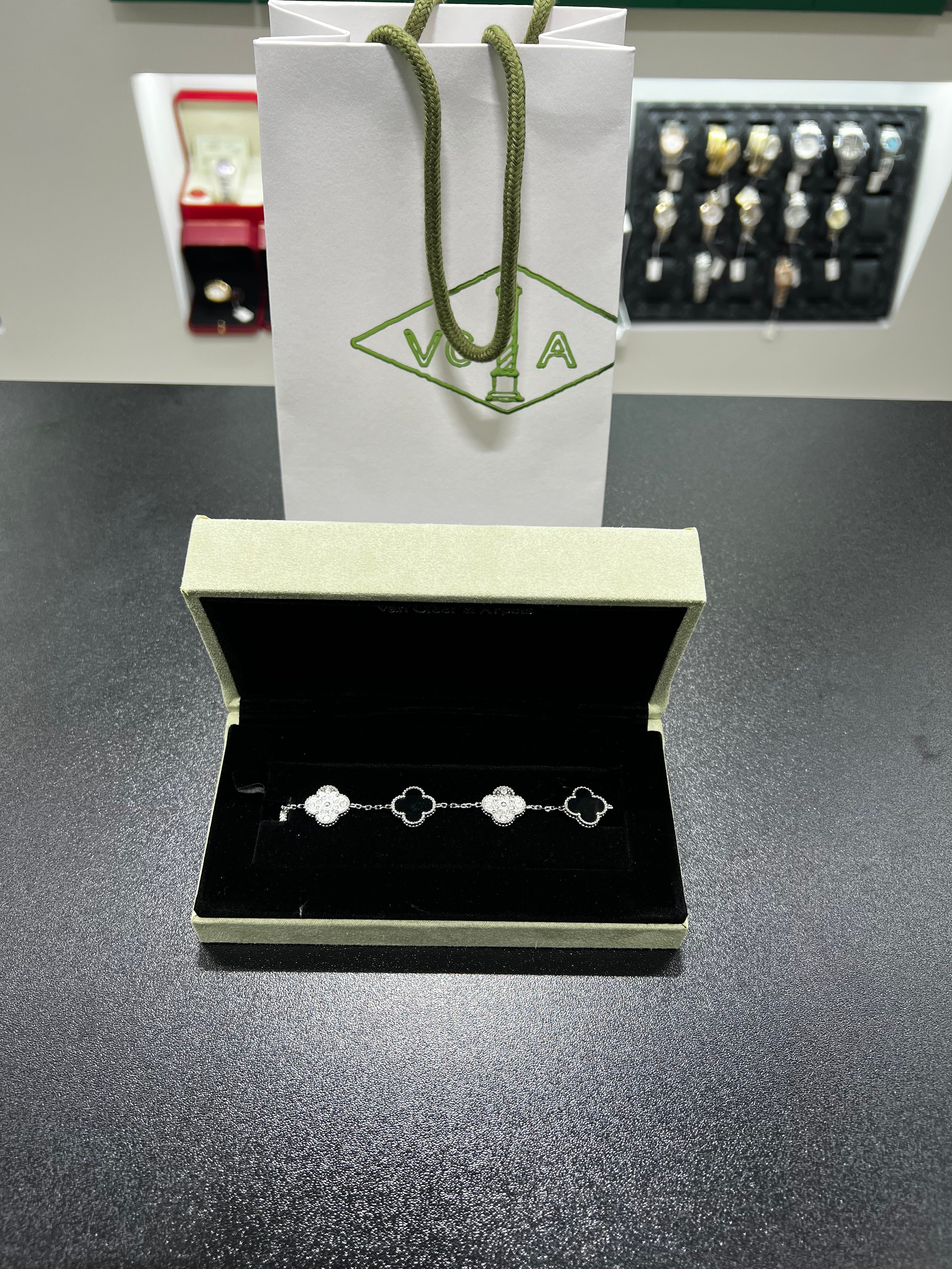 الامبرا اسود مرصع