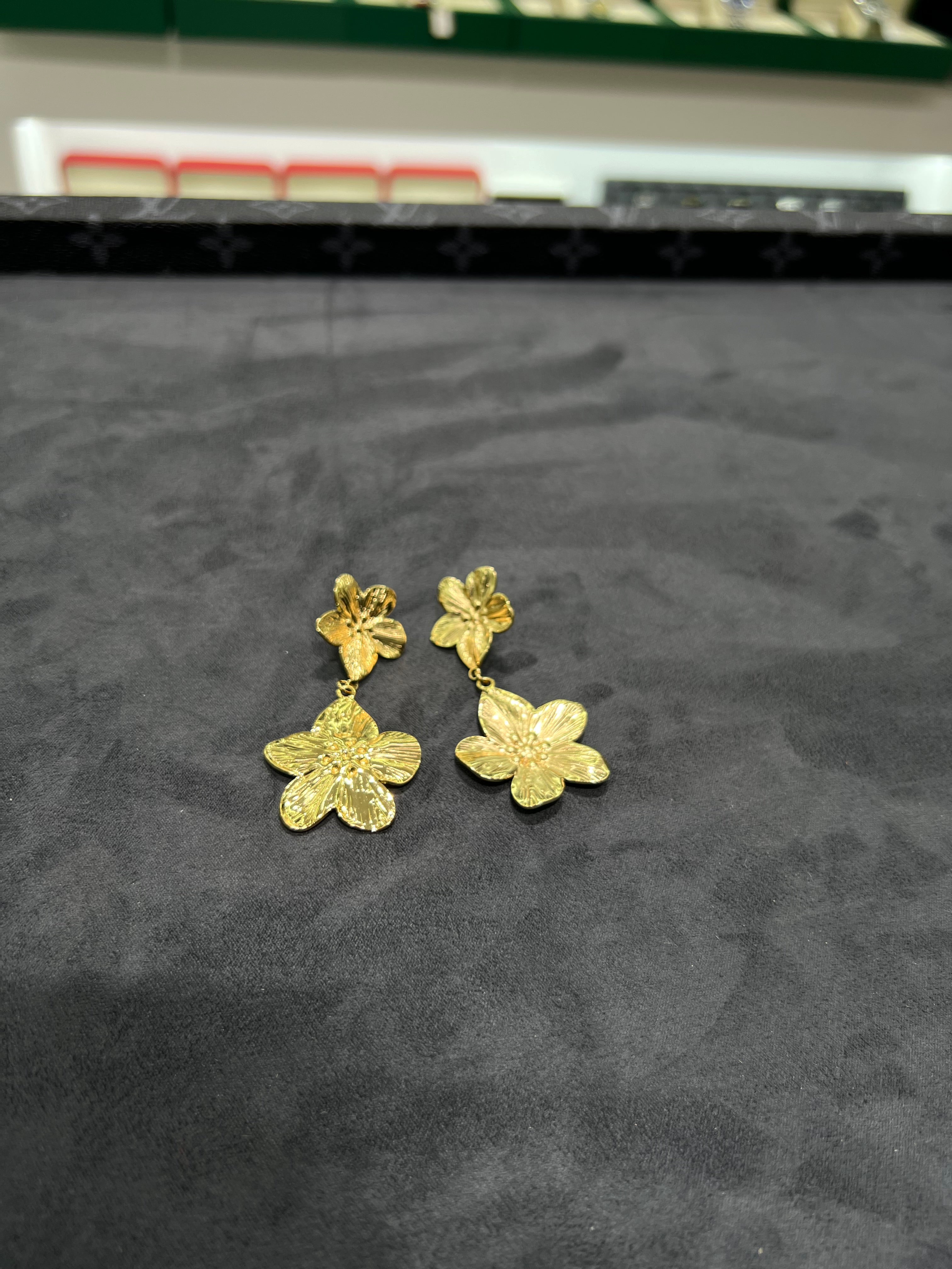 أقراط أذن وردتين