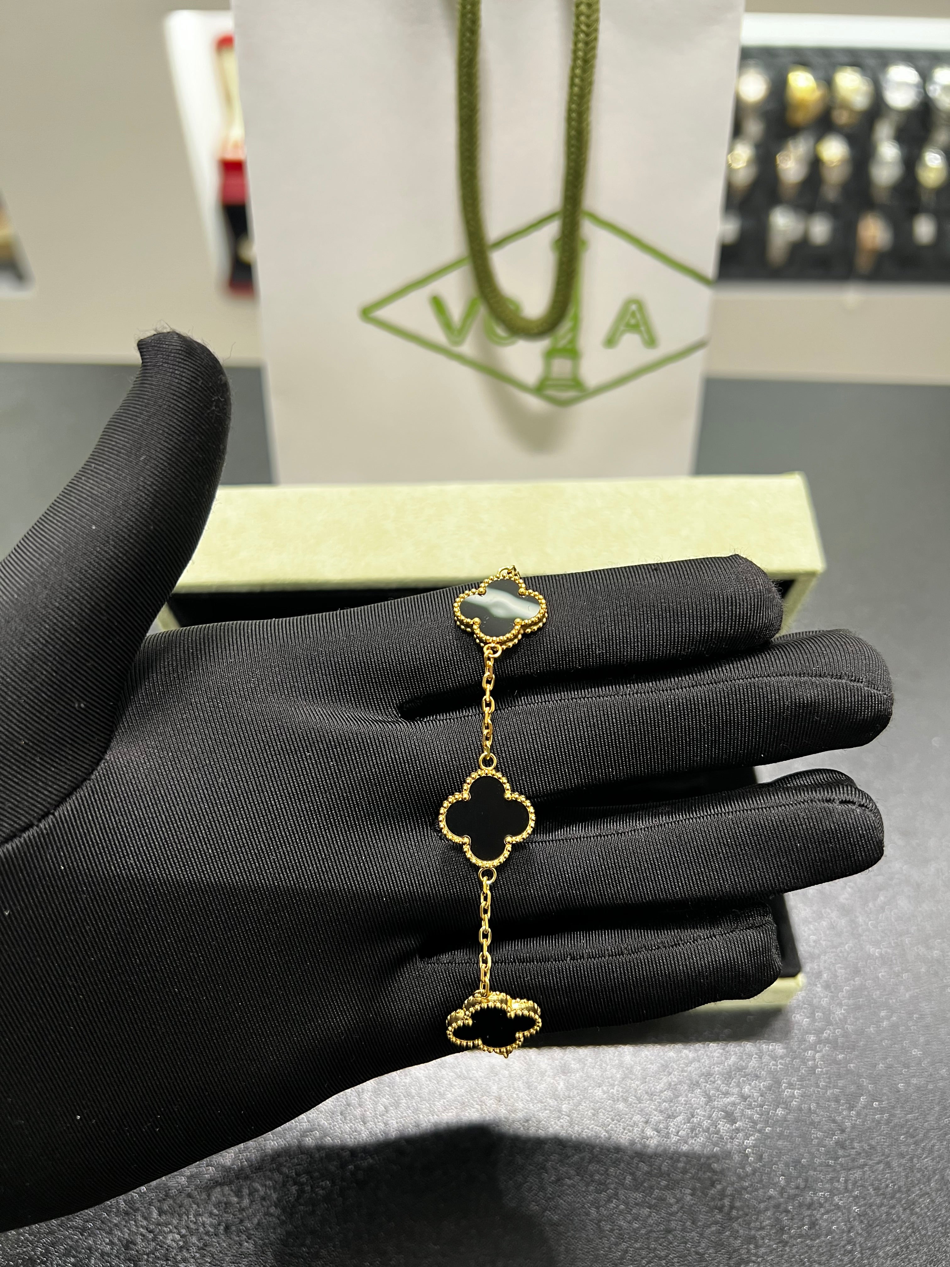 VC لامبرا ذهبي عقيق اسود