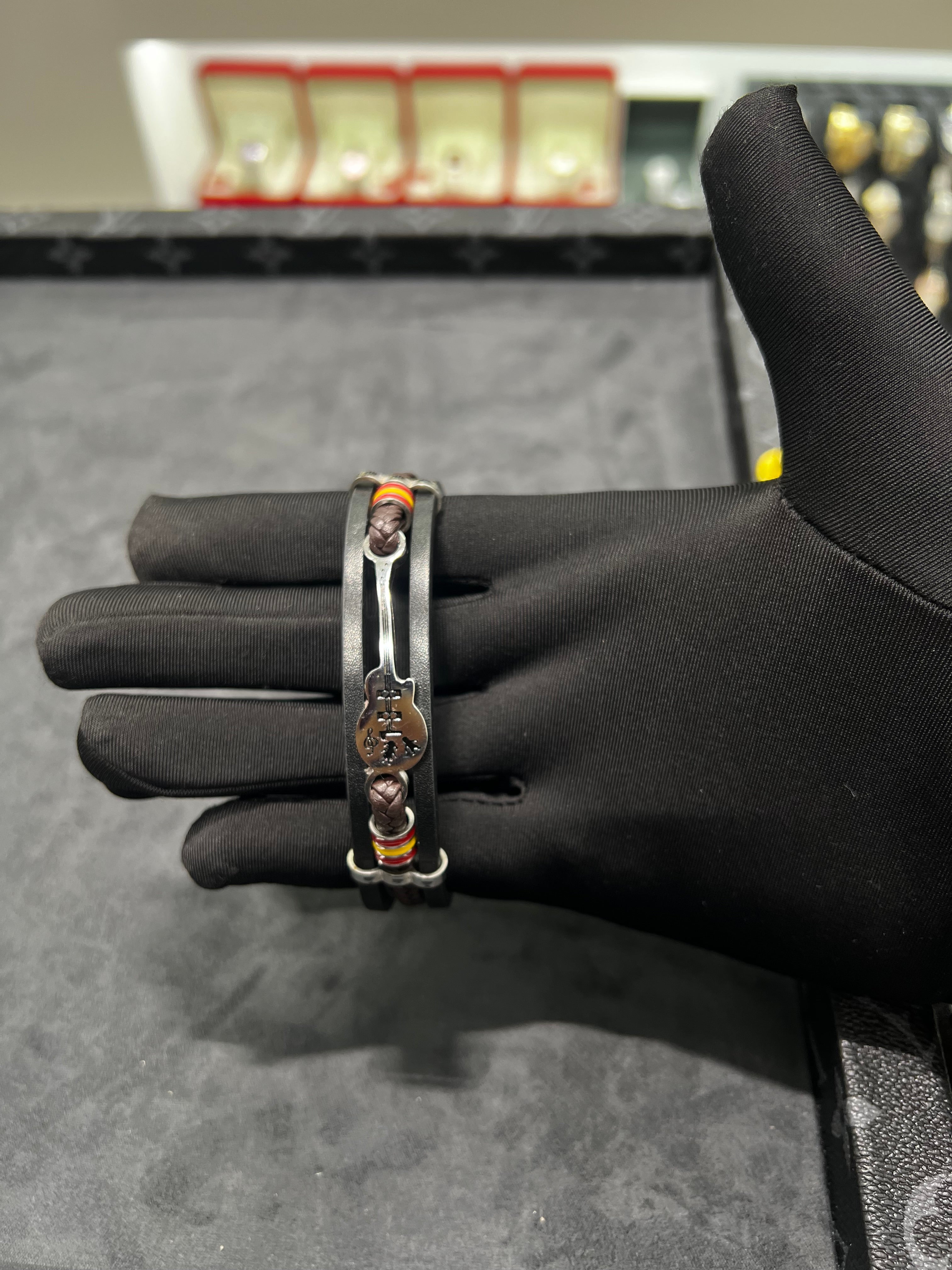 سوار جلد اسود القيتارا