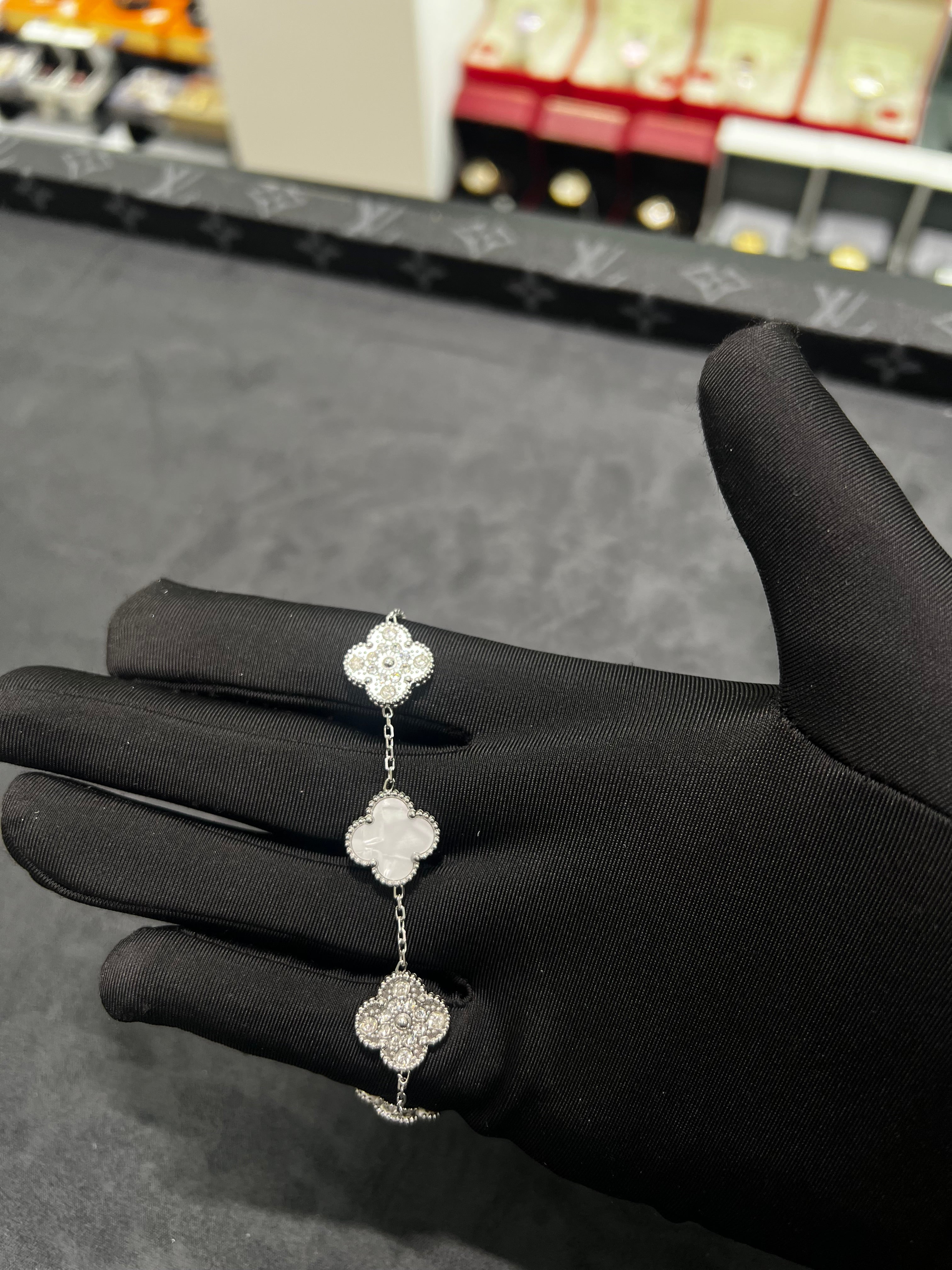 انسيال فان كلييف ابيض مرصع