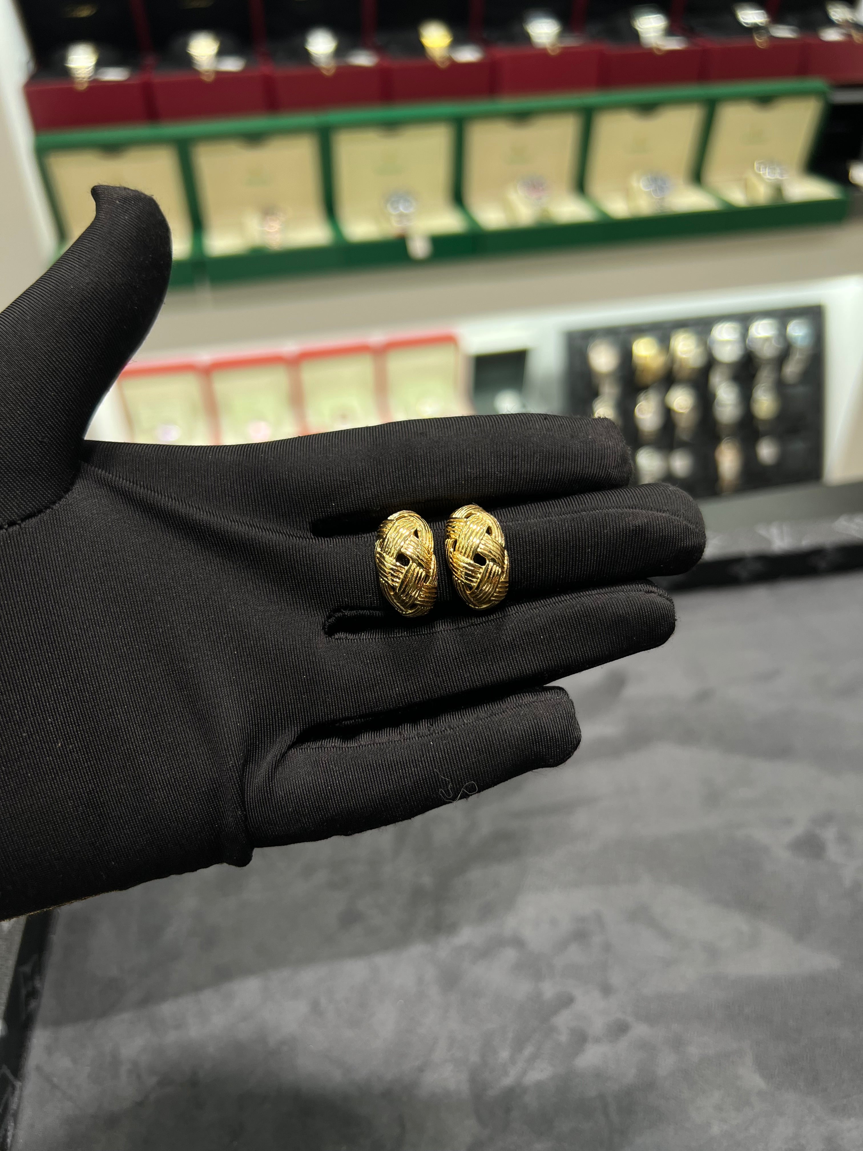 اقراط اذن المشبك