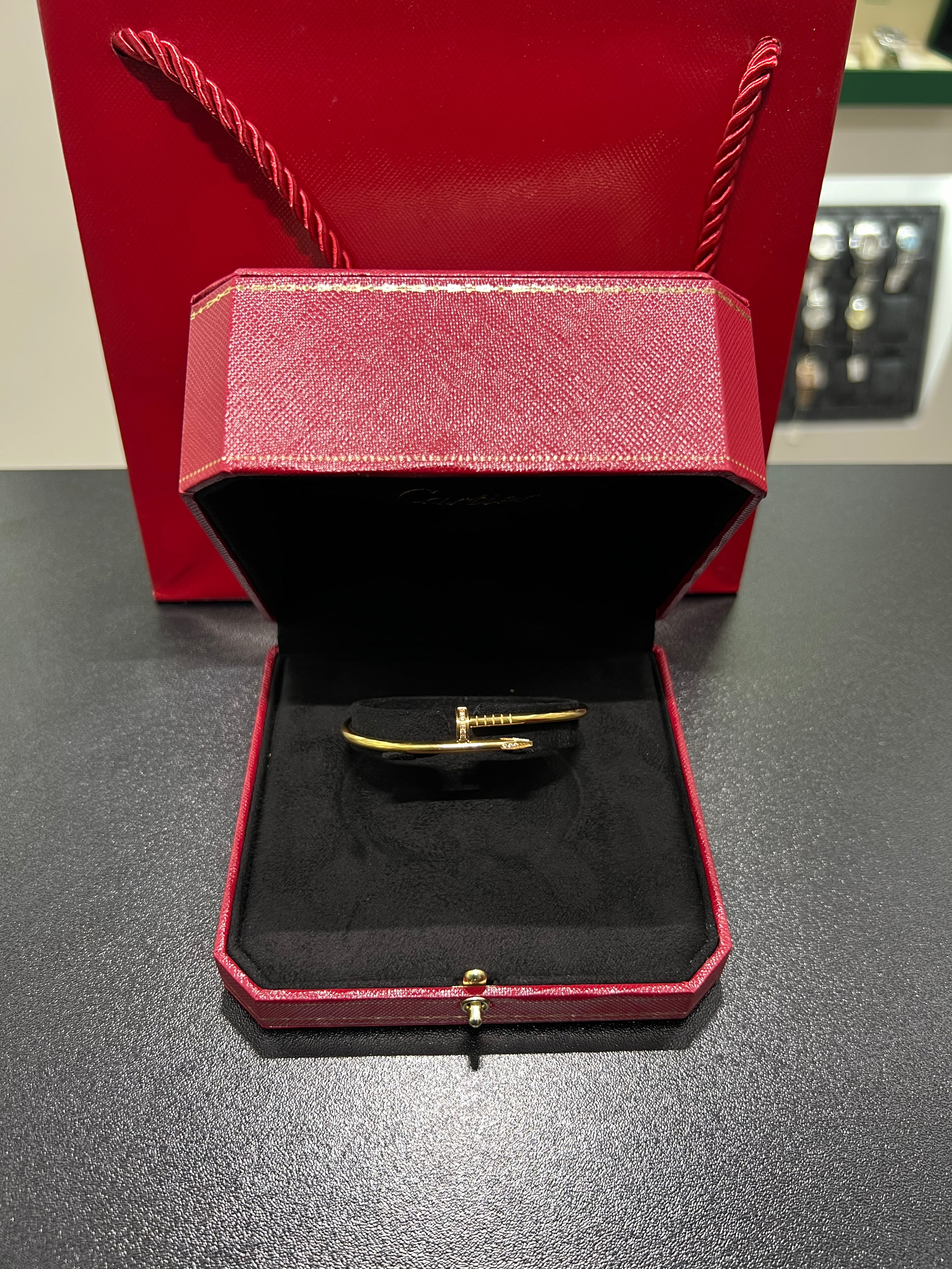 سوار جوست آن كلو ذهبي متوسط الحجم