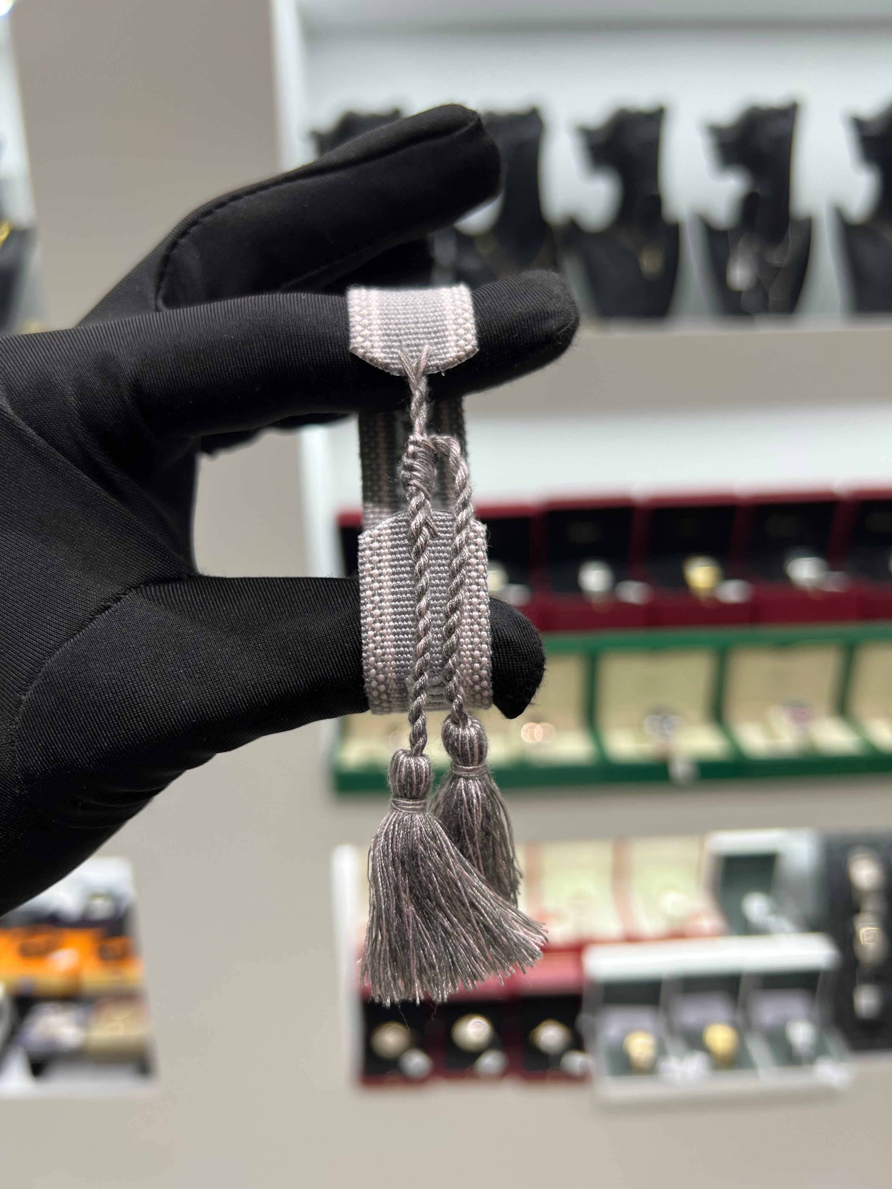 ديور قماش رمادي كتابه ابيض