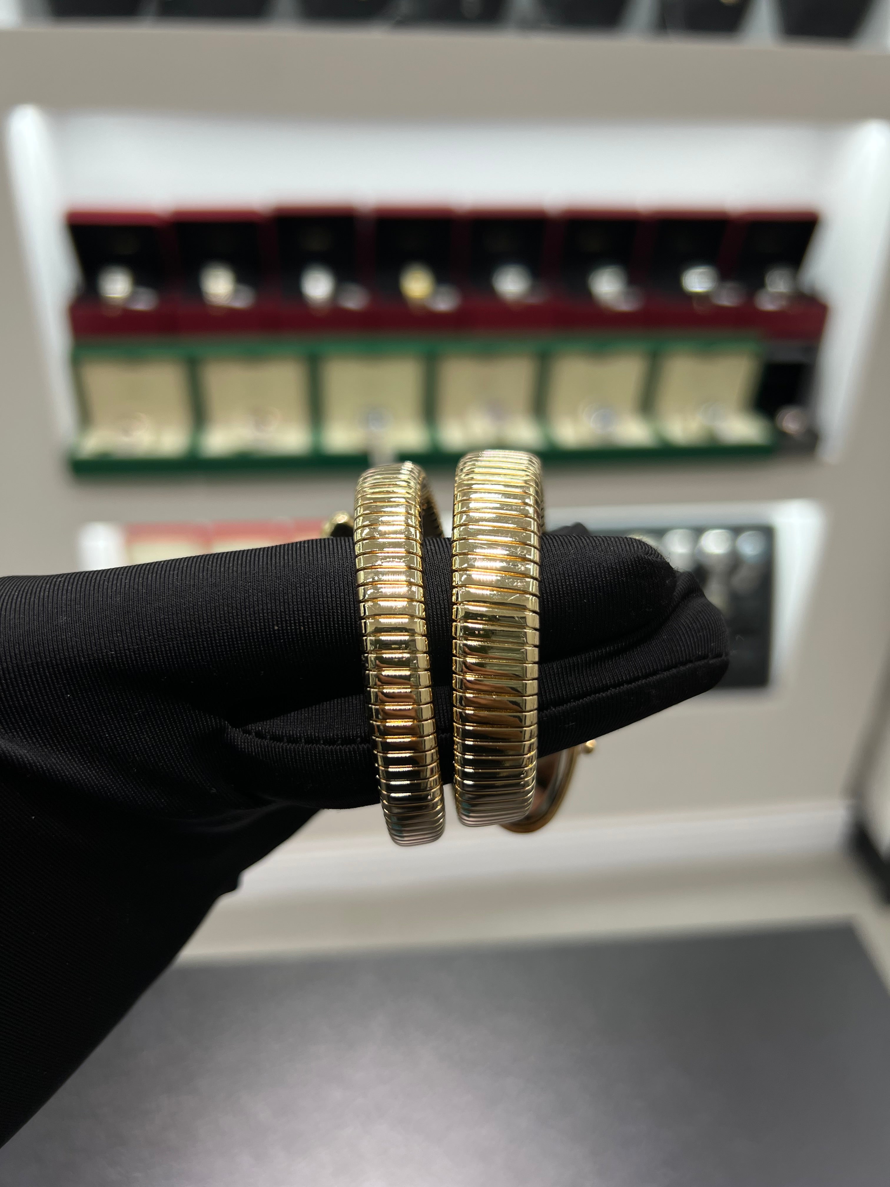Serpenti watch in gold من دون علبه)