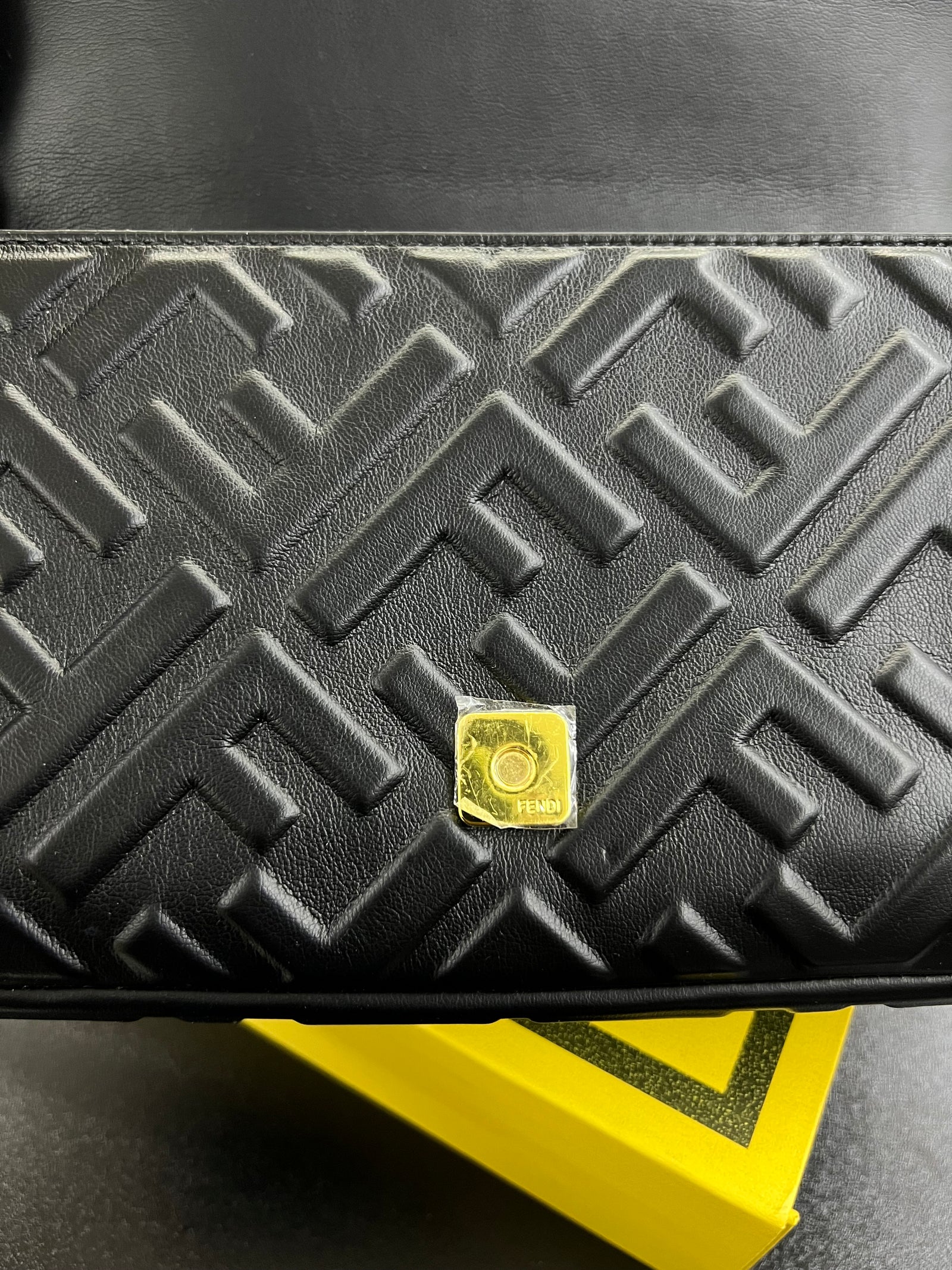 حقيبة باغيت سوداء بنقشة FF بارزة
Baguette Bag – Black Embossed FF
