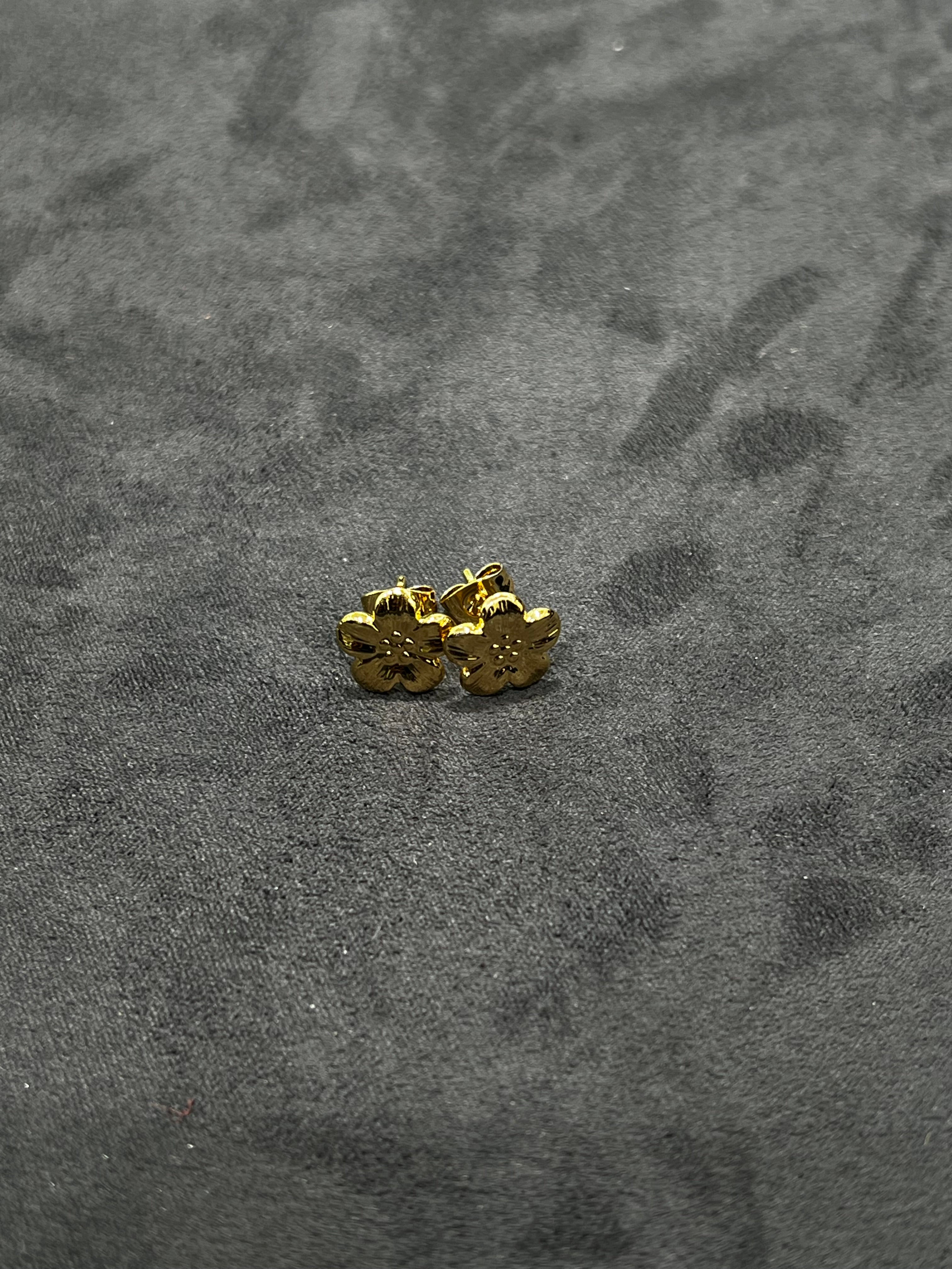 أقراط أذن الورده بريمه