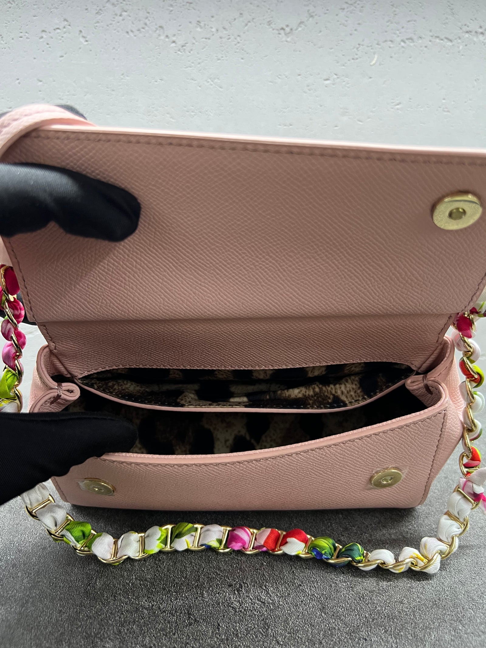 حقيبة سيسيلي الصغيرة بوشاح حرير – وردي
Sicily Bag Small Silk Scarf – Pink