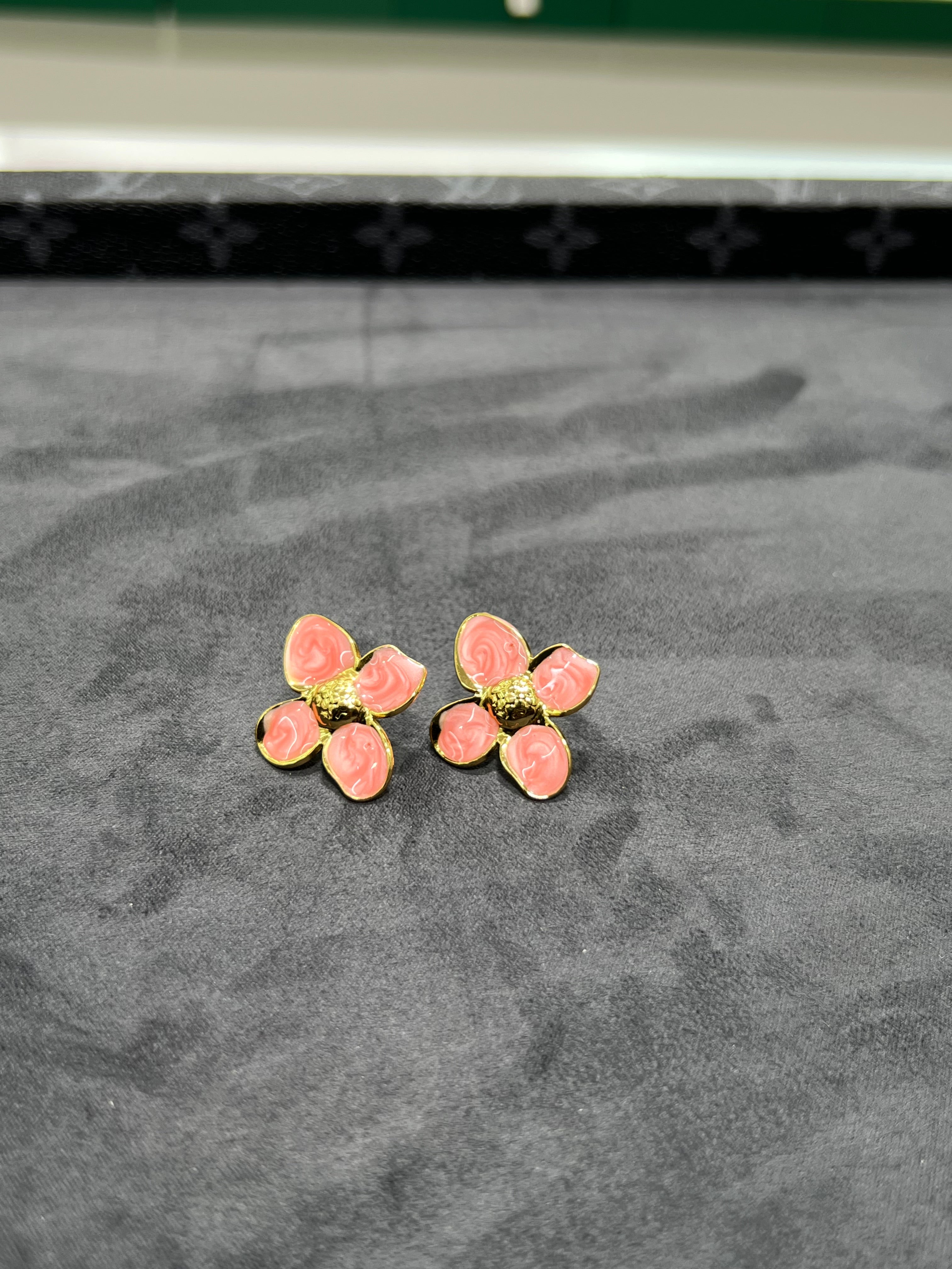 أقراط أذن الورده الورديه