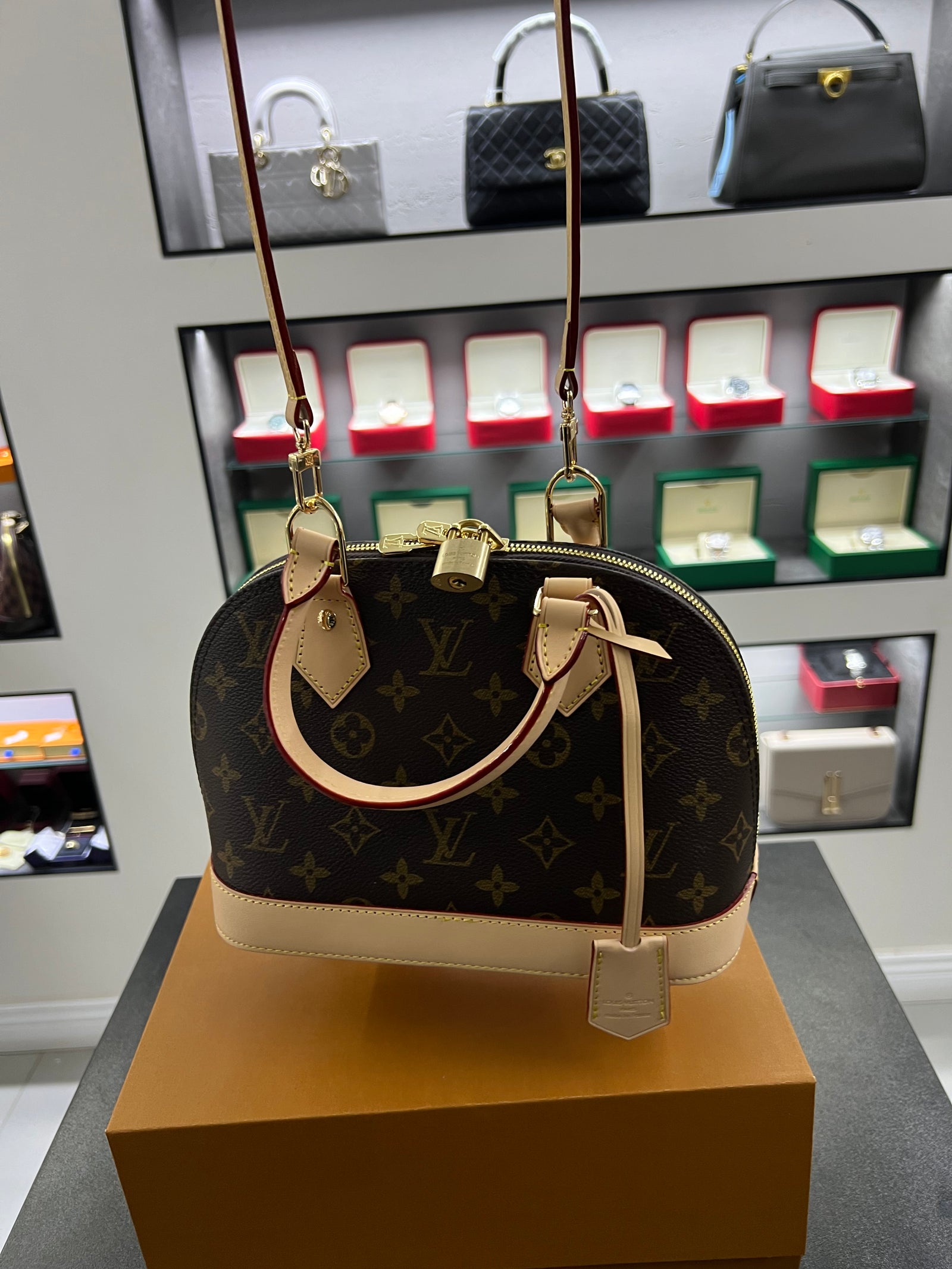 حقيبة الما BB – مونوجرام بشكل القبة
Alma BB – Monogram Dome Bag