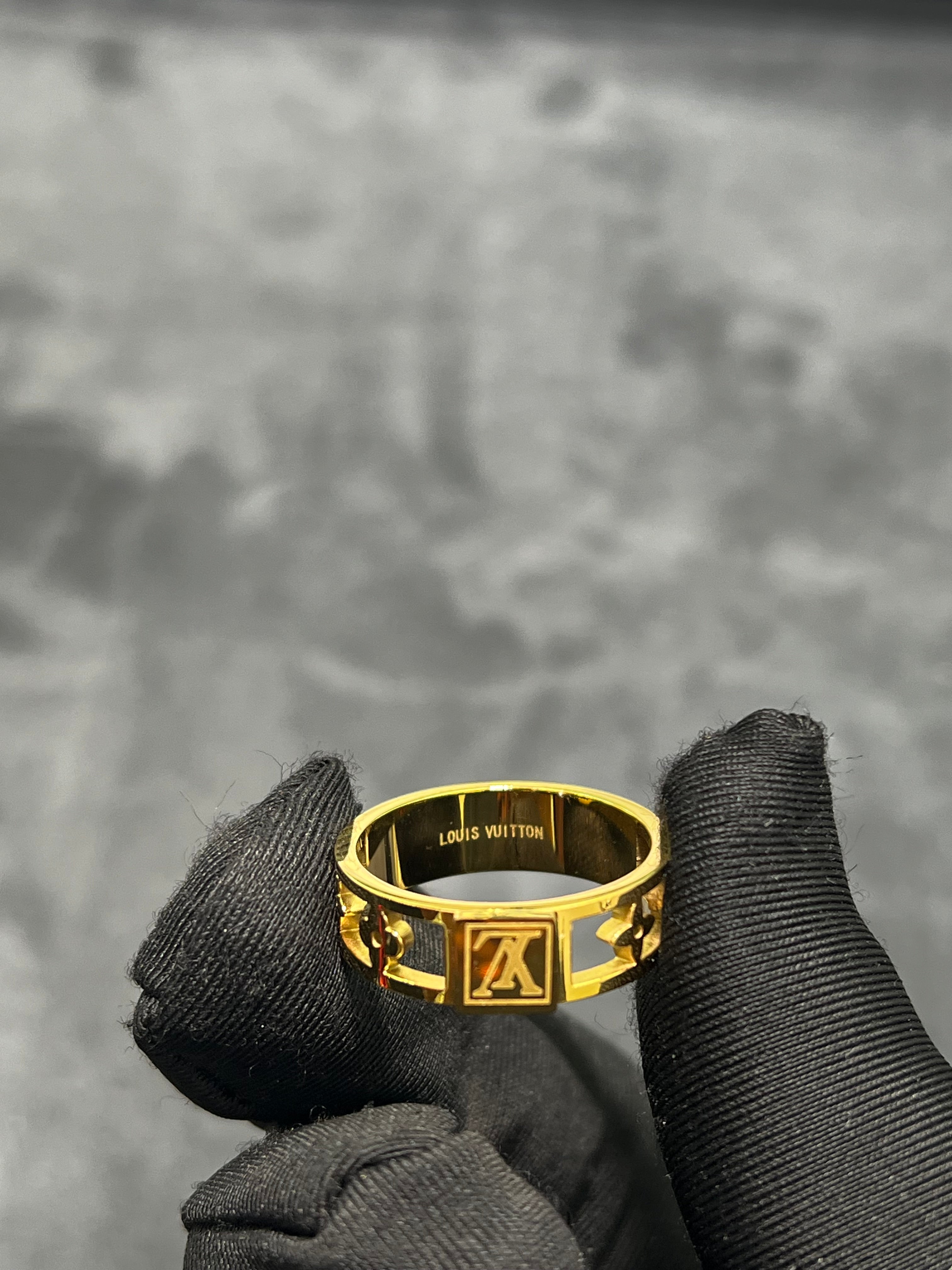 خاتم LVمكعبات