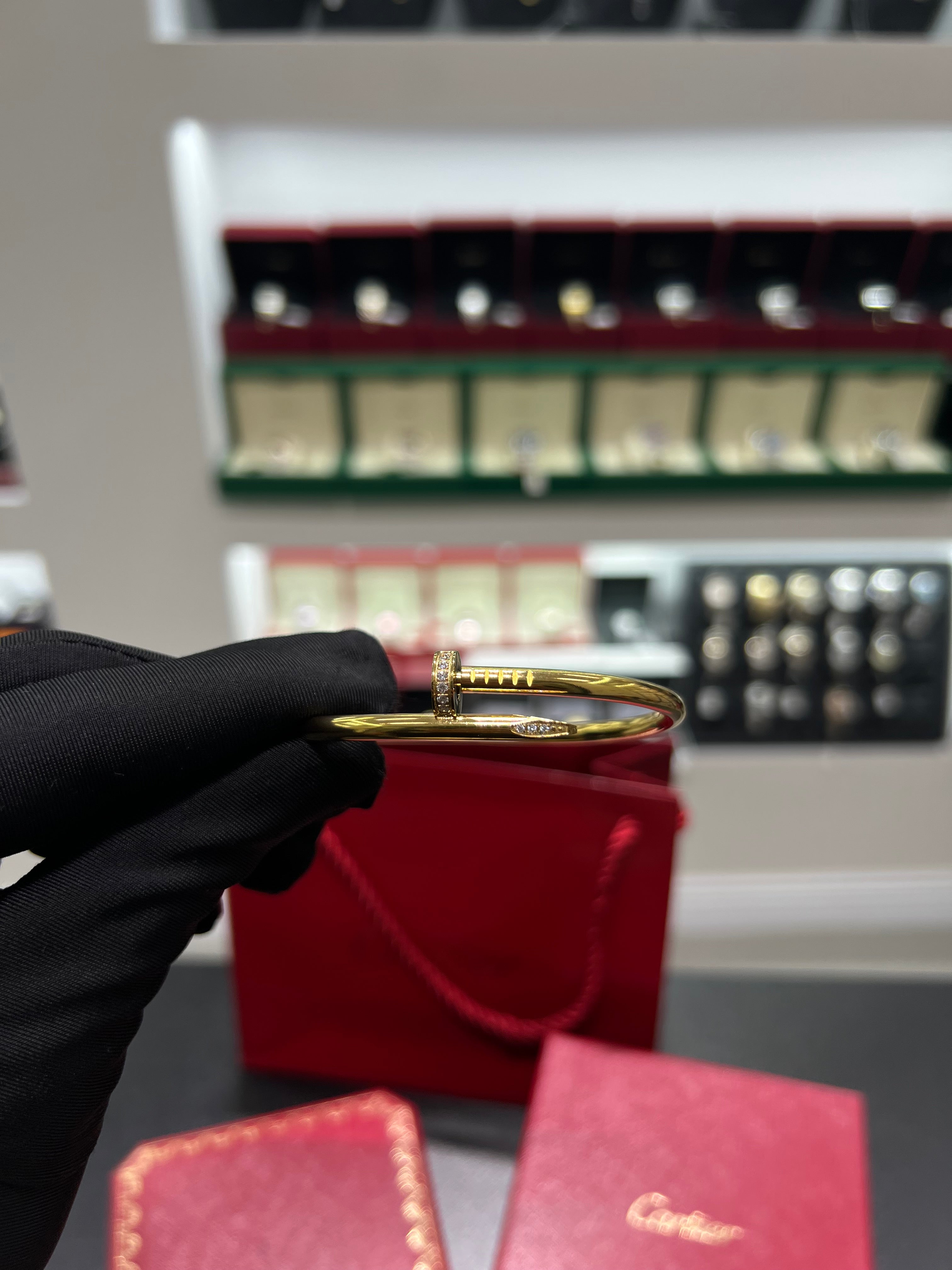 سوار جوست آن كلو ذهبي كبير الحجم