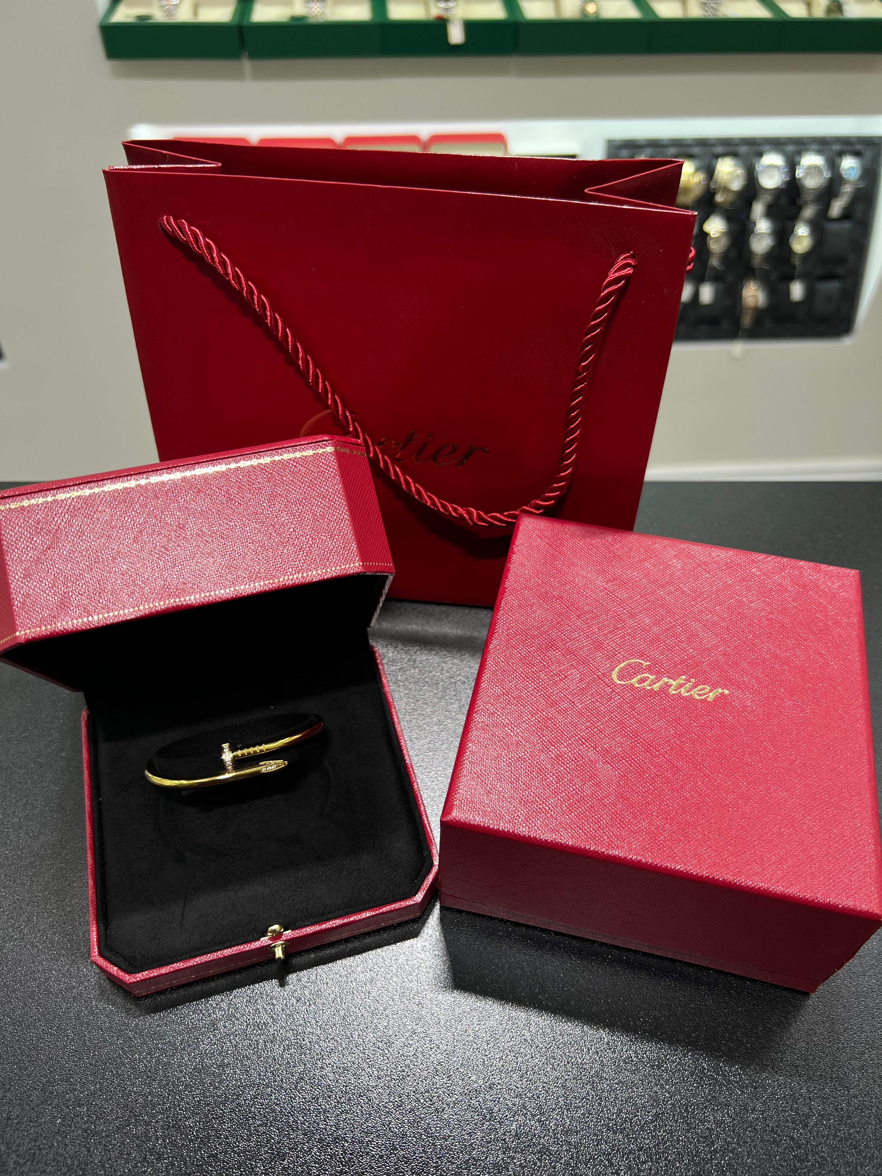 سوار جوست آن كلو ذهبي كبير الحجم