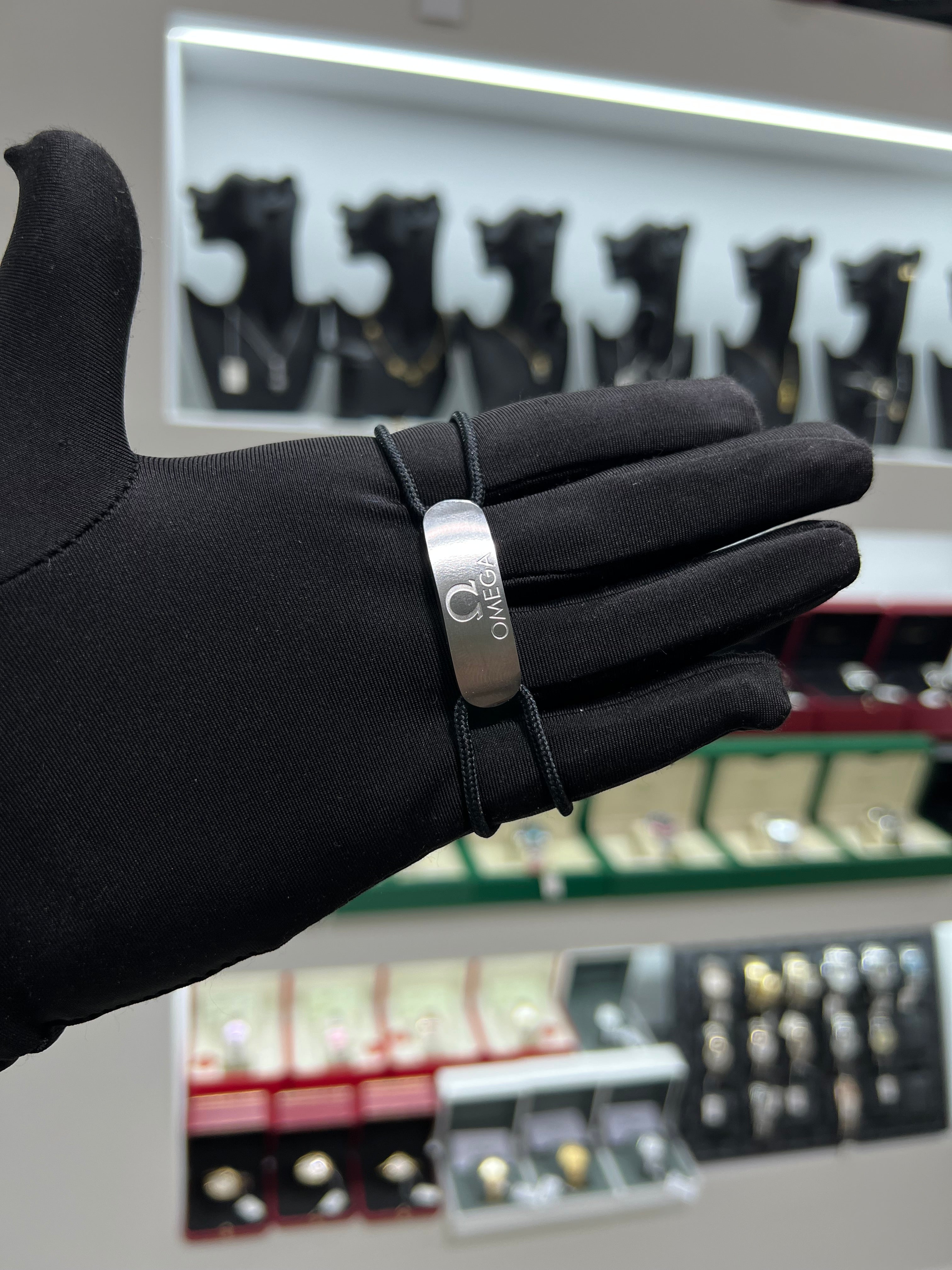 سوار خيط اوميغا كبيره اسود