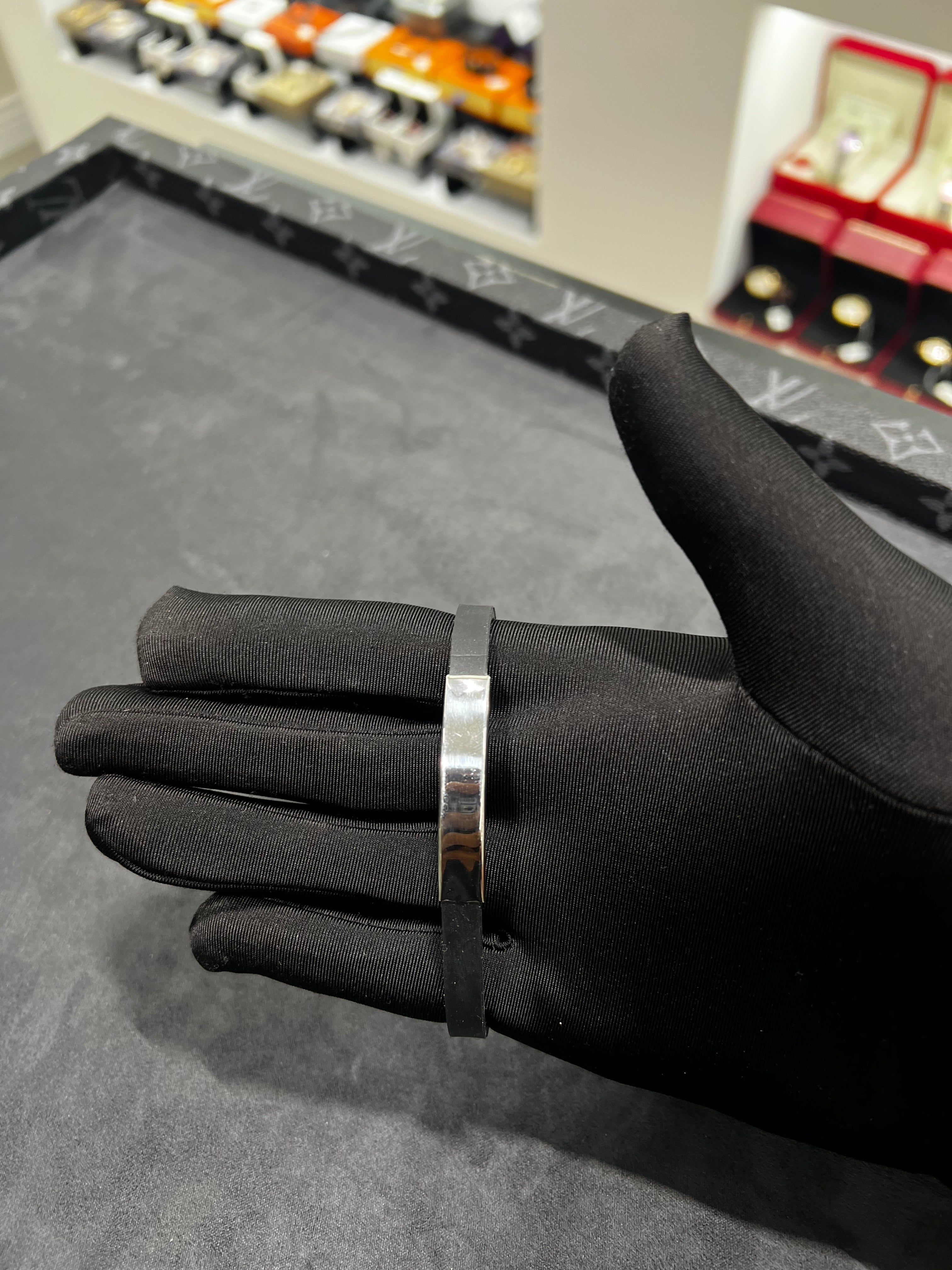 سوار جلد الاسم فضي