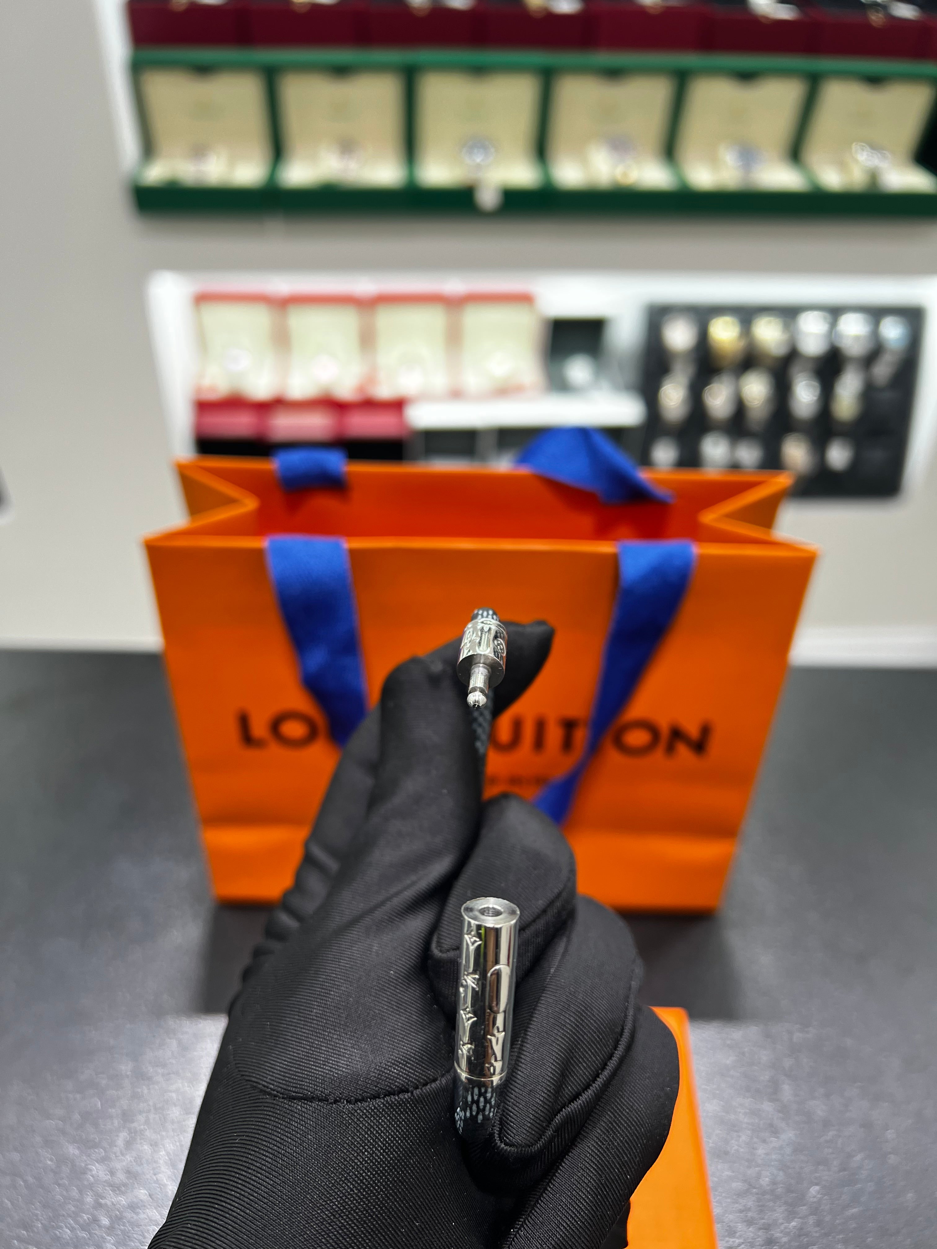 سوار جلد LV ازرق و اسود مقاس 19