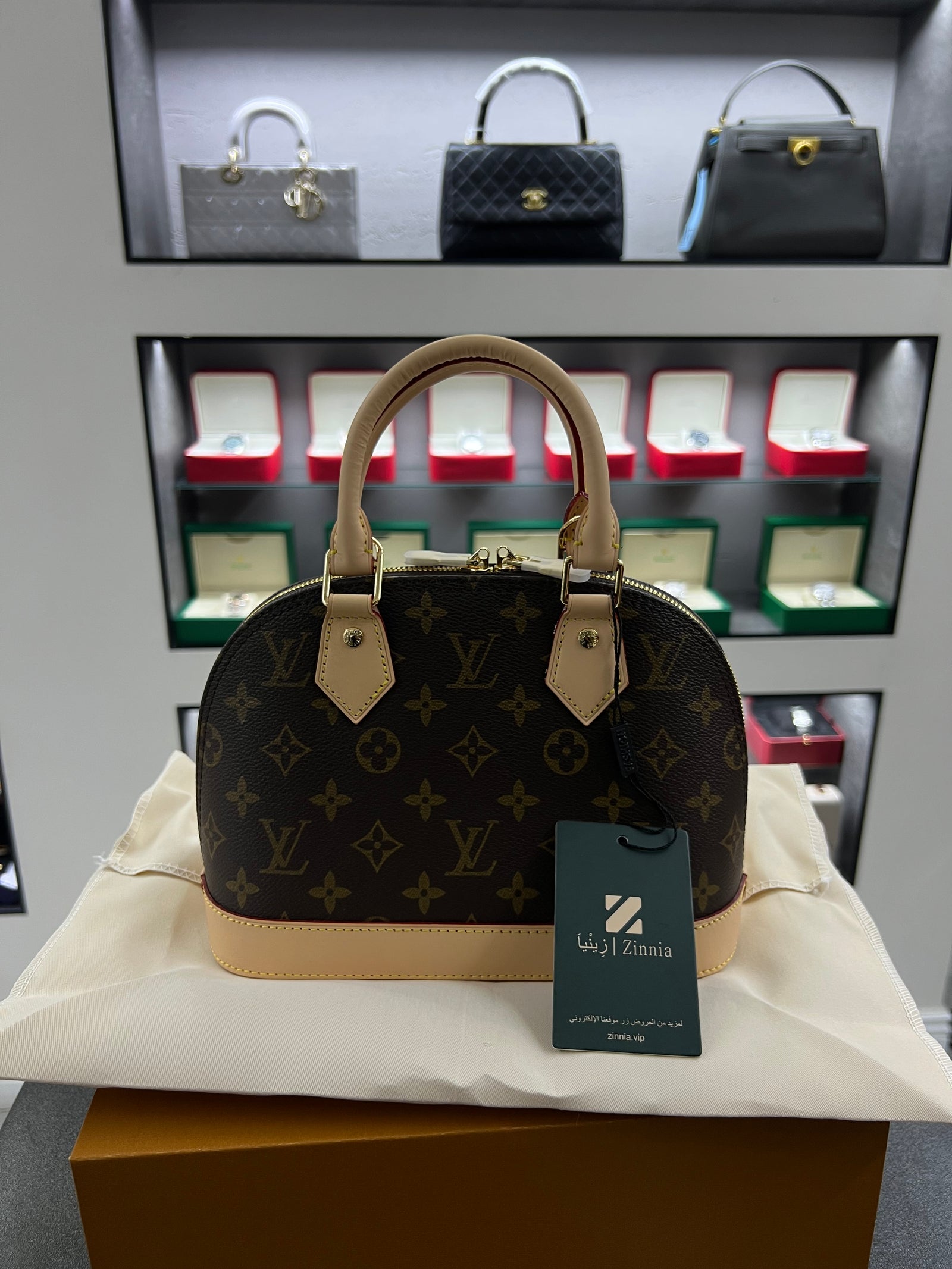 حقيبة الما BB – مونوجرام بشكل القبة
Alma BB – Monogram Dome Bag