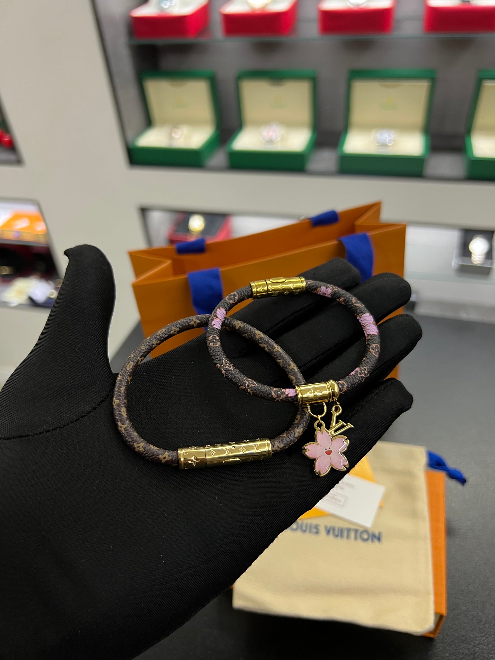 سوار جلد بنقشة المونوغرام مع تعليقة زهرة الساكورا — طقم ثنائي | Monogram Leather Charm Bracelet Duo