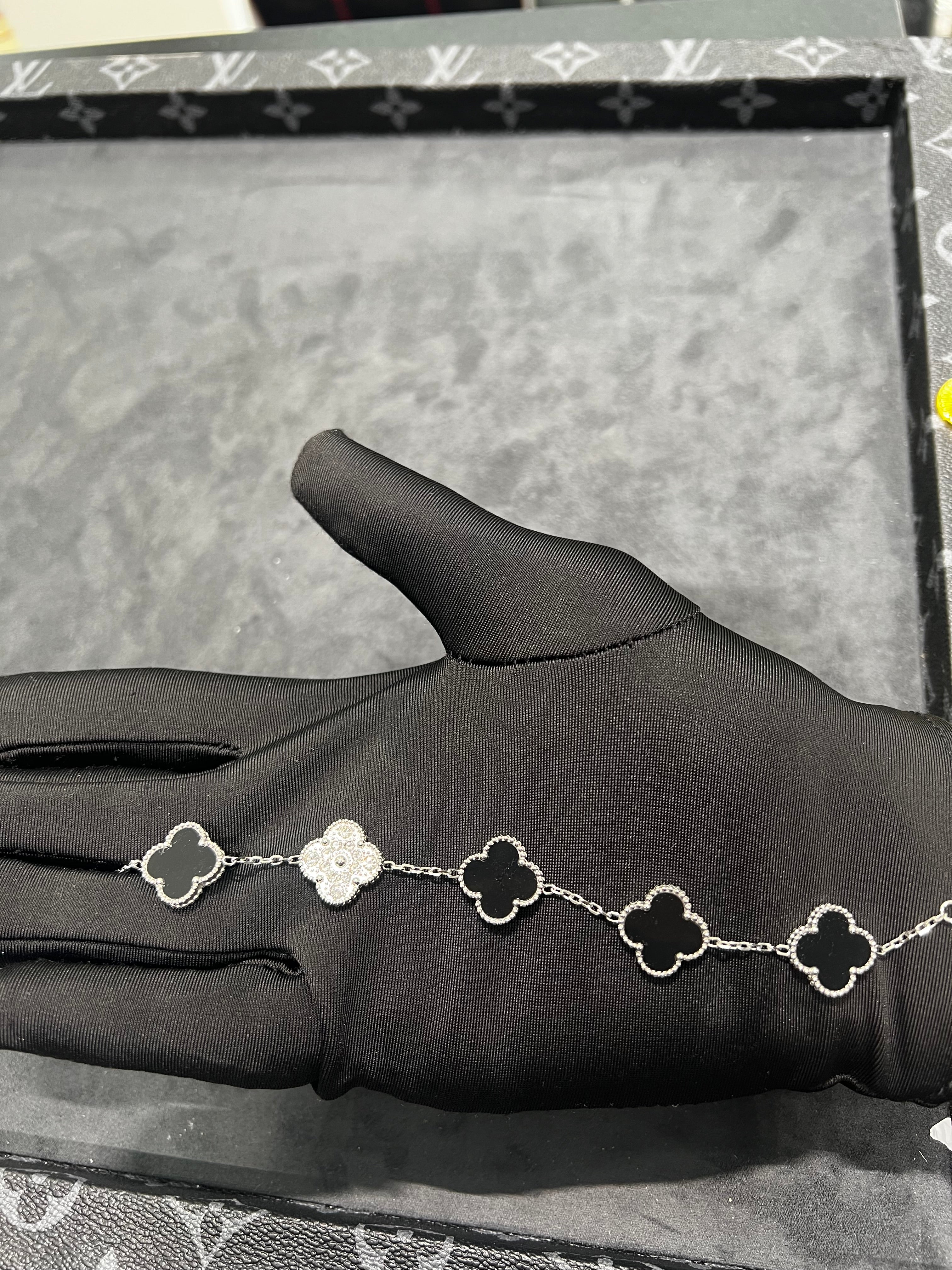 انسيال فان كلييف اسود مرصع