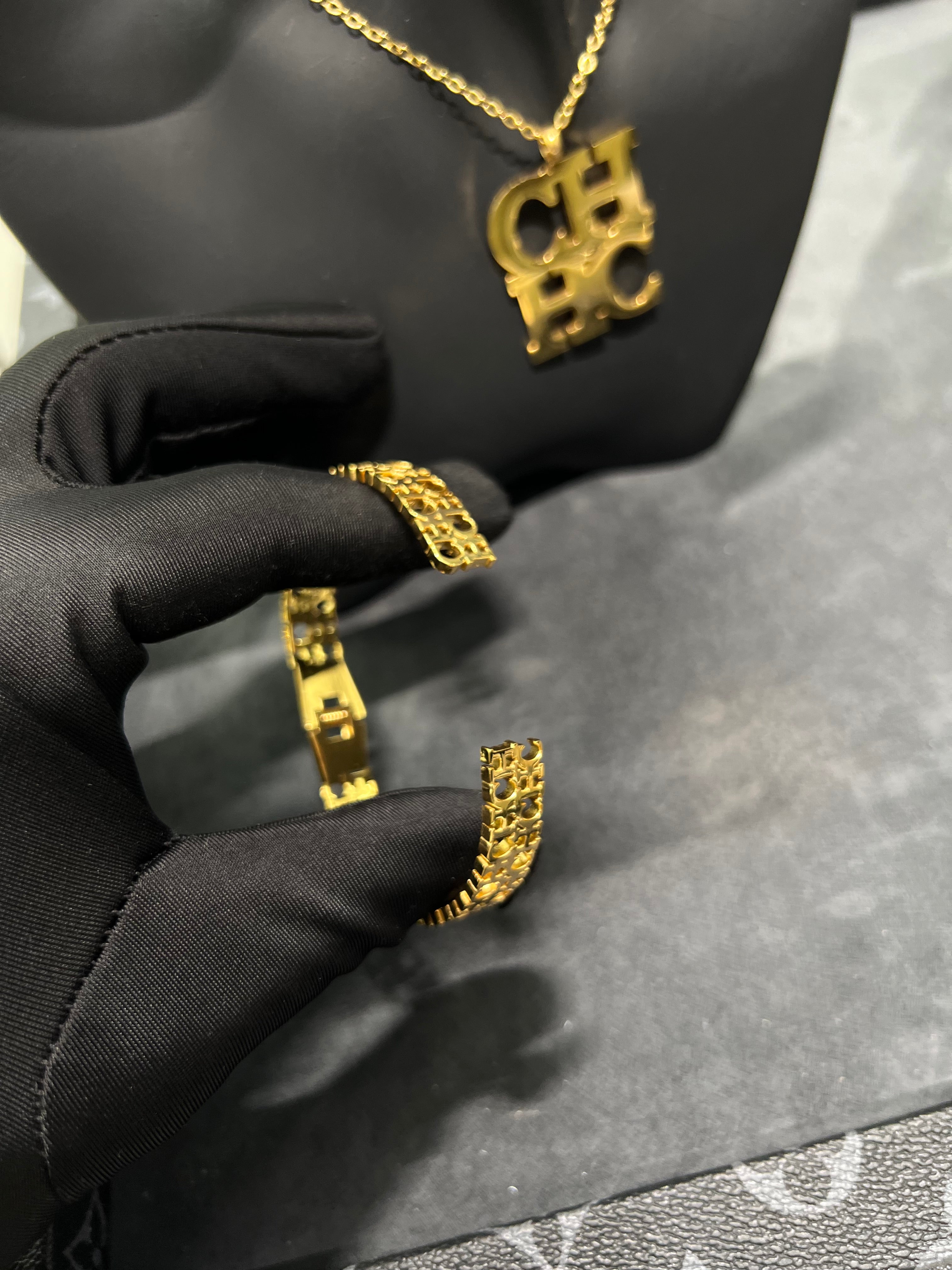 طقم Ch الشعار الكبير