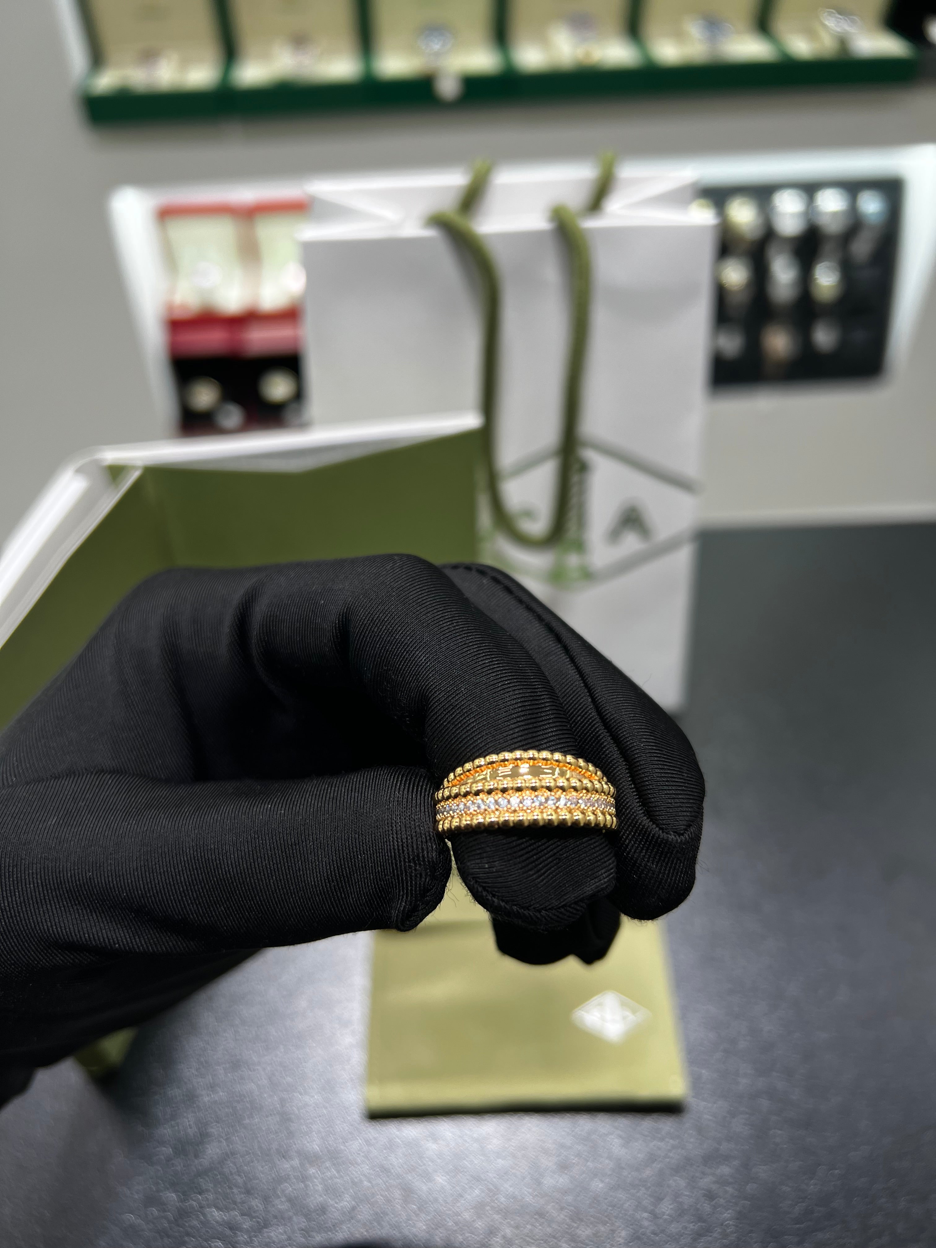 Perlée ring Van cleef & Arplels