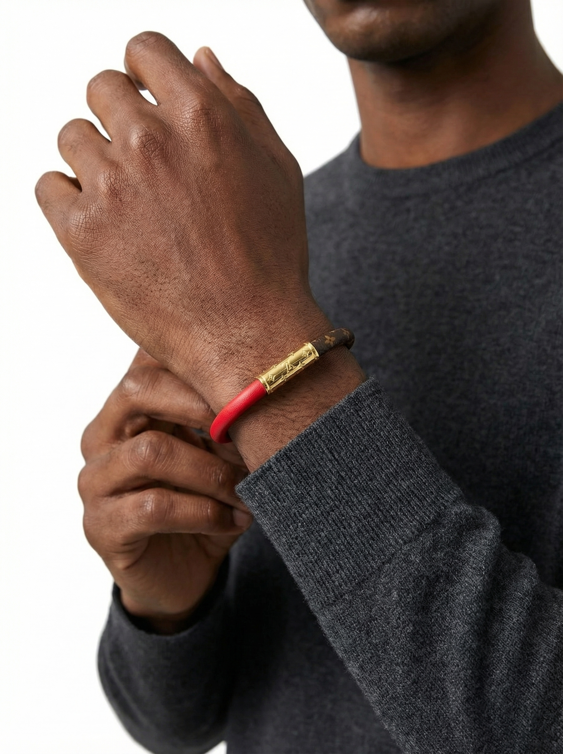 سوار جلد LV احمر في البني