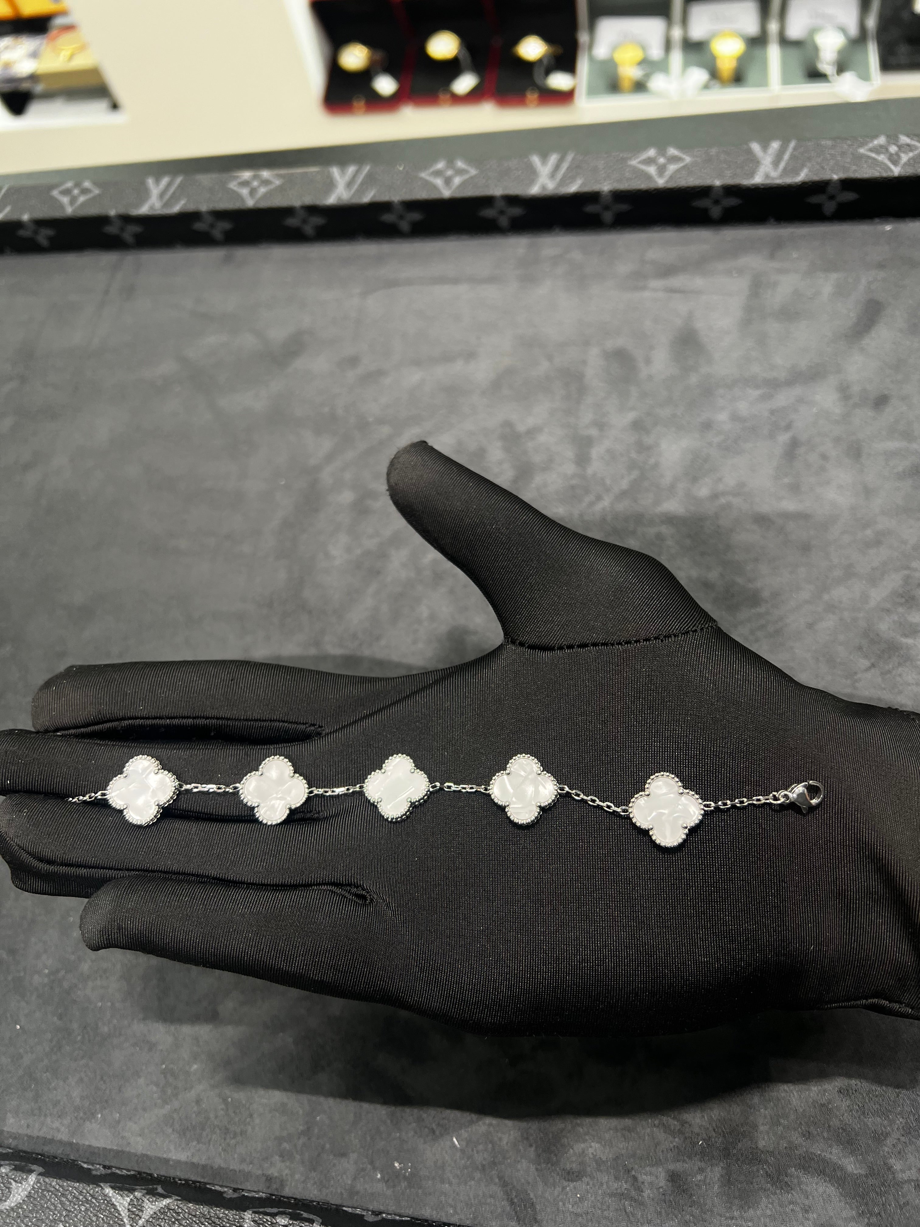 انسيال فان كلييف ابيض مرصع